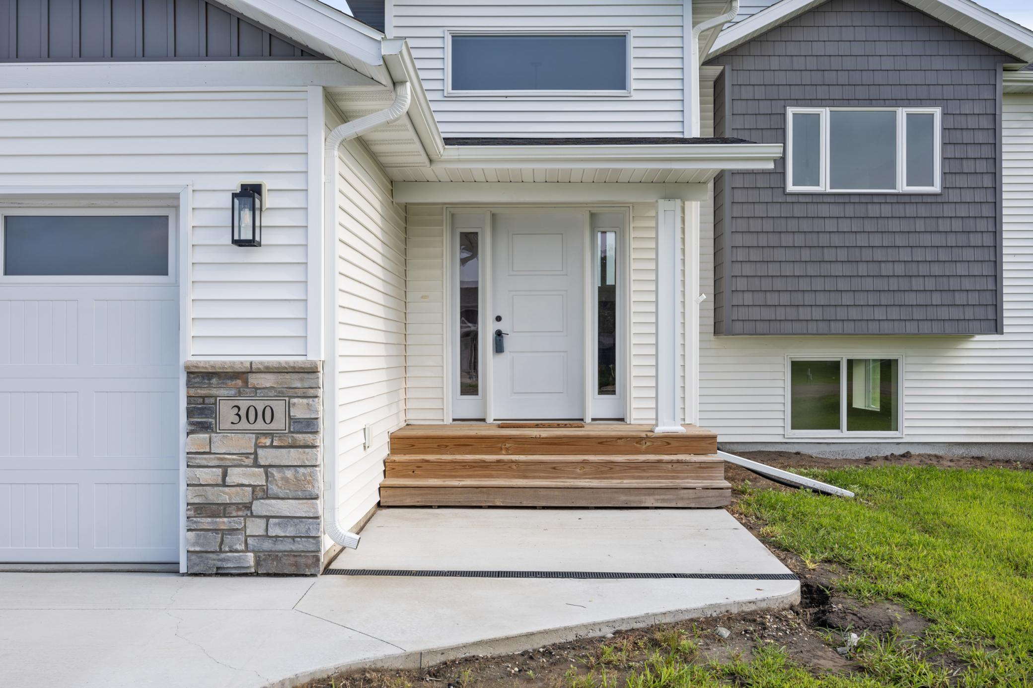 2023 single family home for sale at 300 Prairie Drive N in Hankinson, ND — 4 bed, 3 bath (photo 3 of 26)