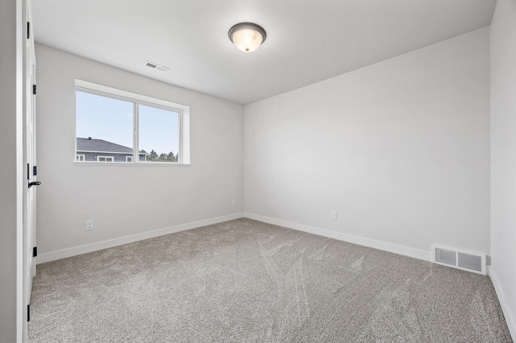 2023 single family home for sale at 300 Prairie Drive N in Hankinson, ND — 4 bed, 3 bath (photo 21 of 26)