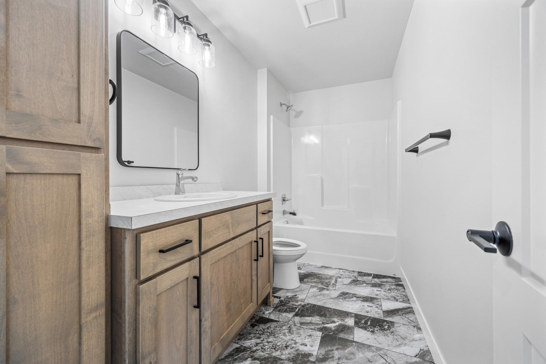 2023 single family home for sale at 300 Prairie Drive N in Hankinson, ND — 4 bed, 3 bath (photo 22 of 26)