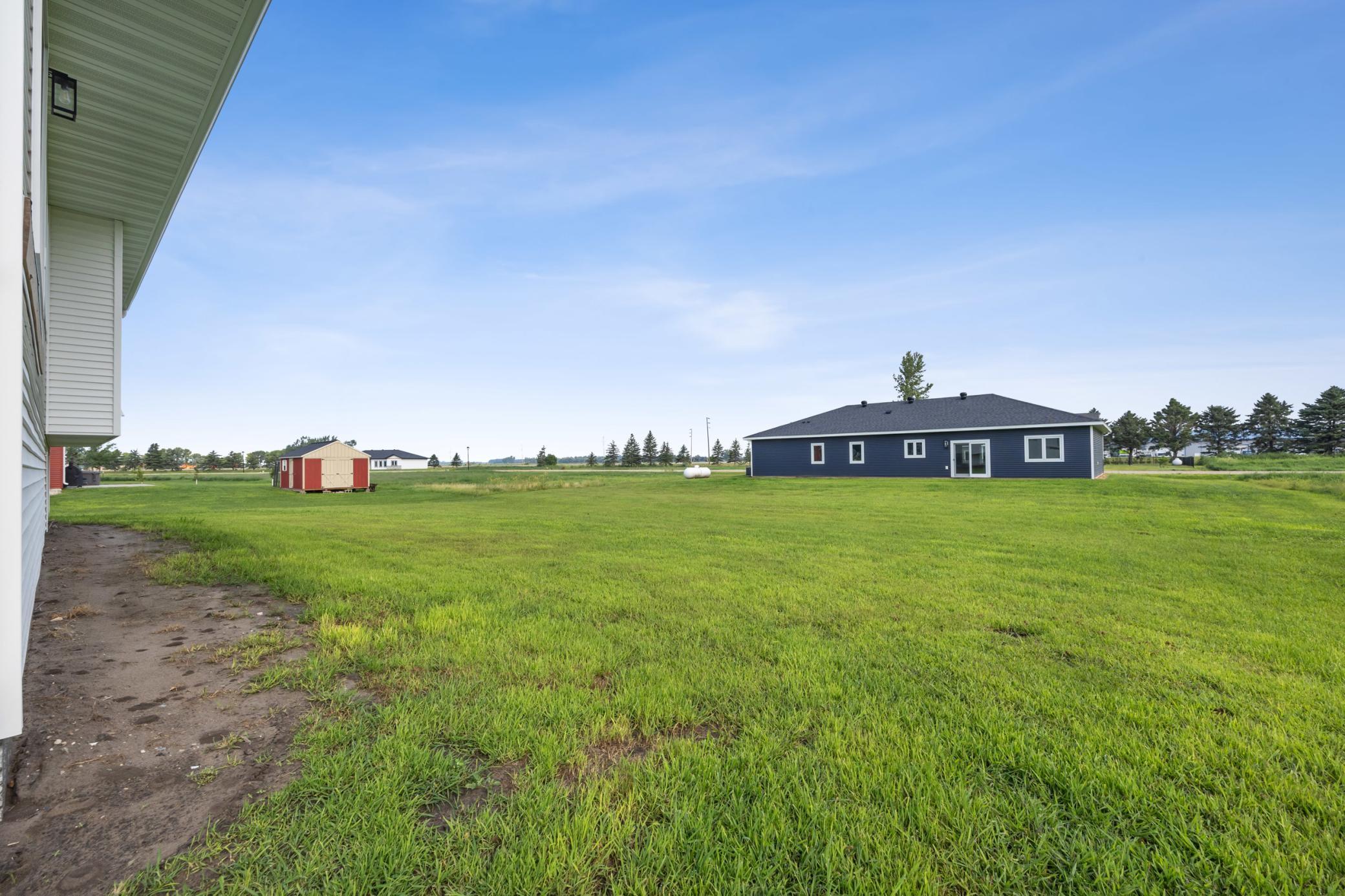 2023 single family home for sale at 300 Prairie Drive N in Hankinson, ND — 4 bed, 3 bath (photo 24 of 26)