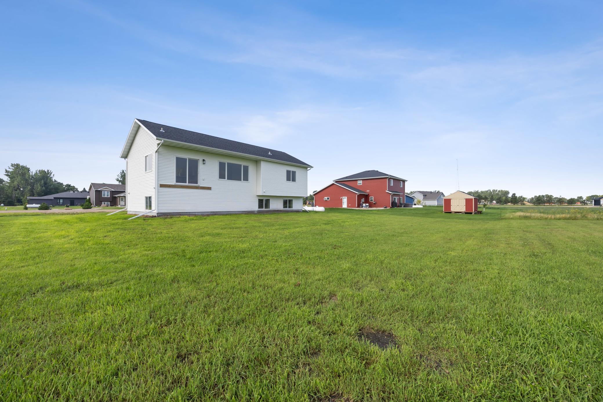 2023 single family home for sale at 300 Prairie Drive N in Hankinson, ND — 4 bed, 3 bath (photo 25 of 26)