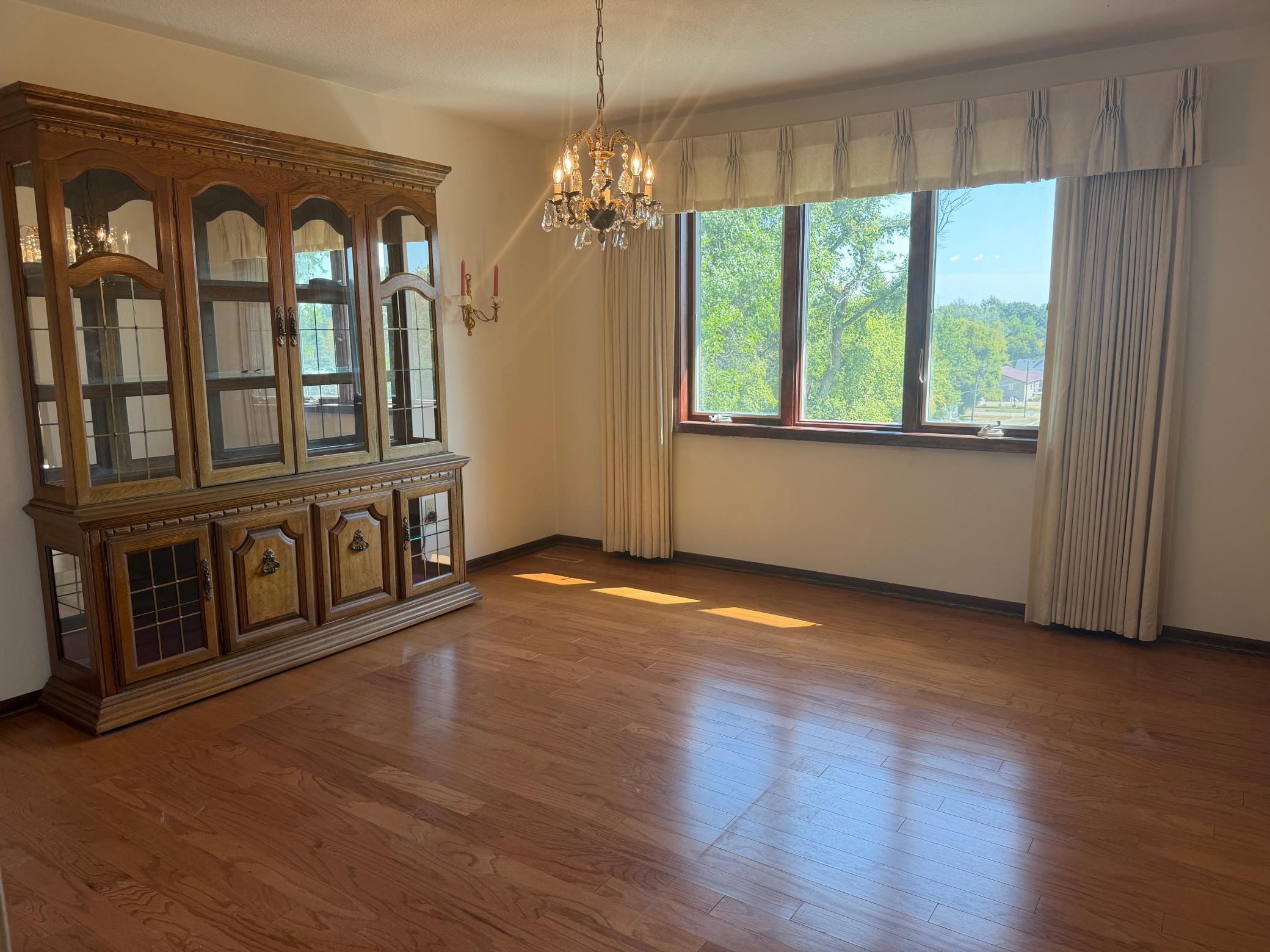 1973 single family home for sale at 201 Prospect Street in Lisbon, ND — 5 bed, 3 bath (photo 8 of 64)