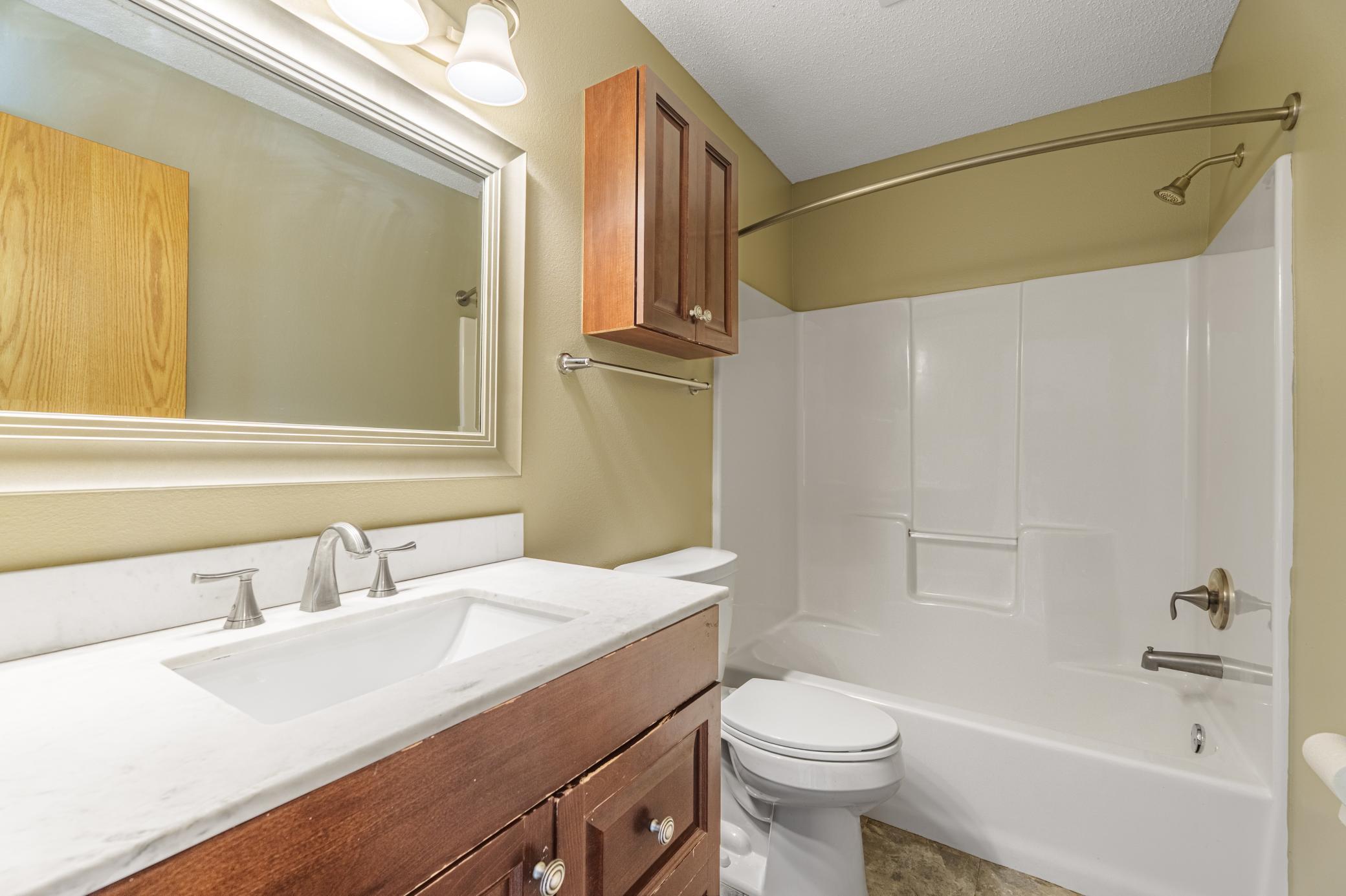 1995 twin home for sale at 2017 32nd Avenue S in Fargo, ND — 3 bed, 2 bath (photo 12 of 21)