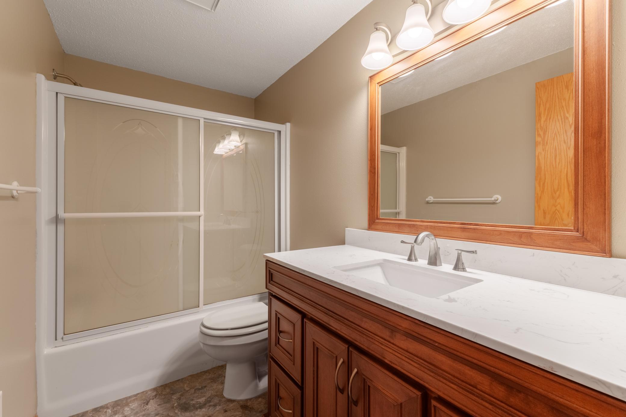 1995 twin home for sale at 2017 32nd Avenue S in Fargo, ND — 3 bed, 2 bath (photo 17 of 21)