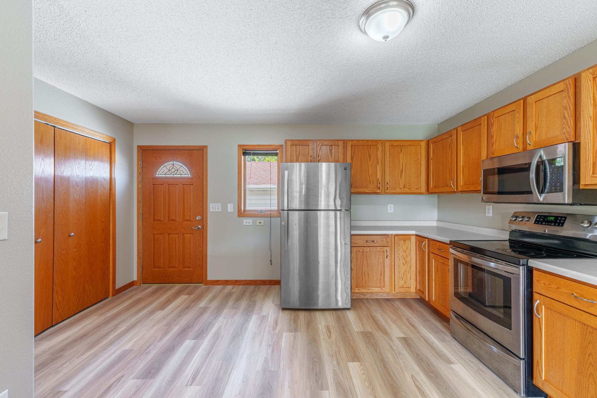 1995 twin home for sale at 2017 32nd Avenue S in Fargo, ND — 3 bed, 2 bath (photo 4 of 21)