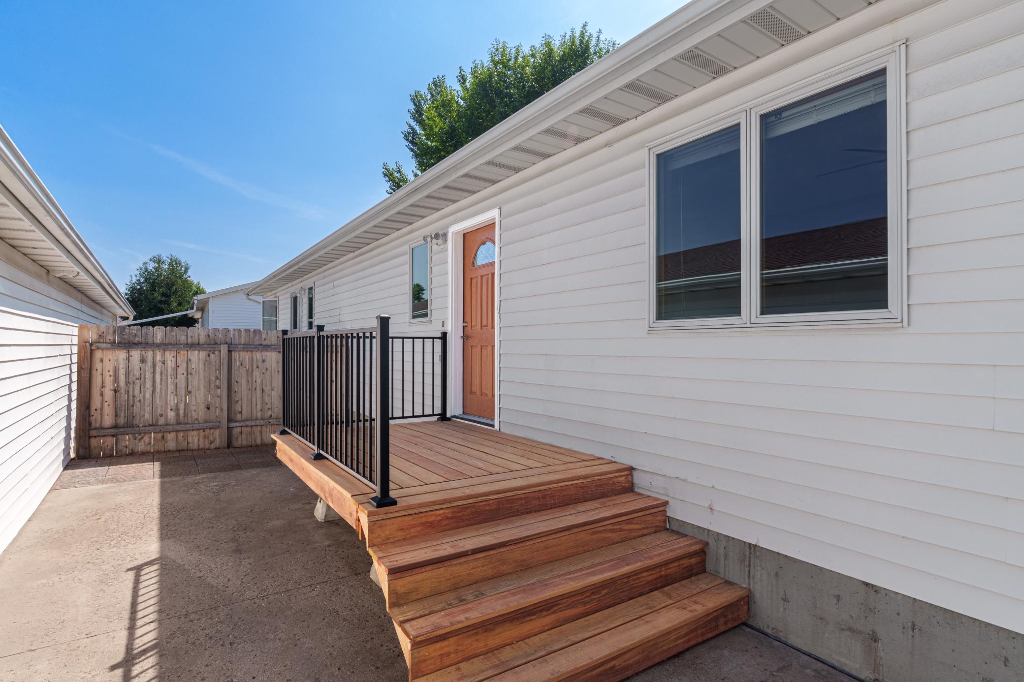1995 twin home for sale at 2017 32nd Avenue S in Fargo, ND — 3 bed, 2 bath (photo 2 of 21)