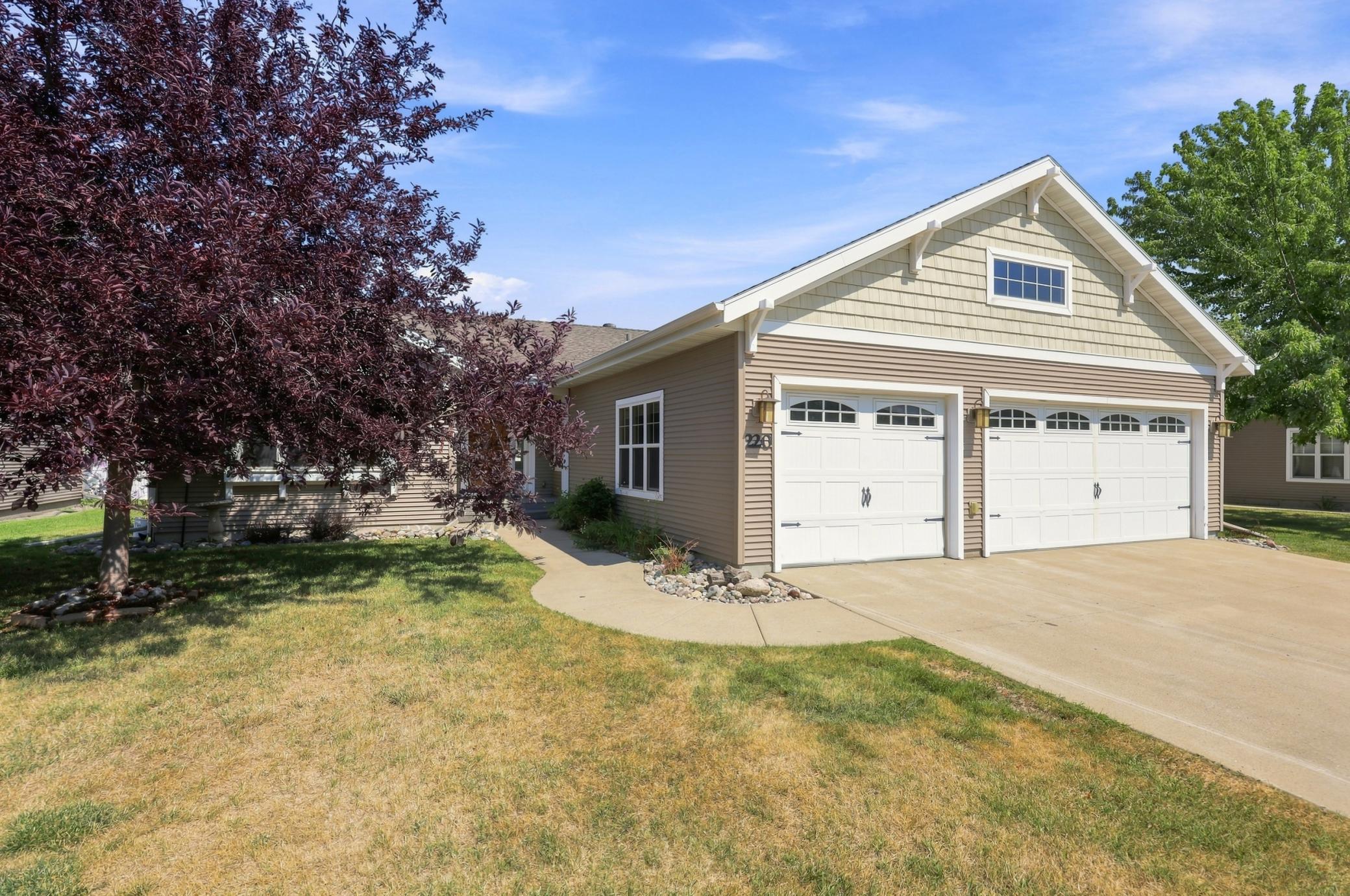 2004 single family home for sale at 220 15th Avenue Way in West Fargo, ND — 2 bed, 2 bath (photo 2 of 25)