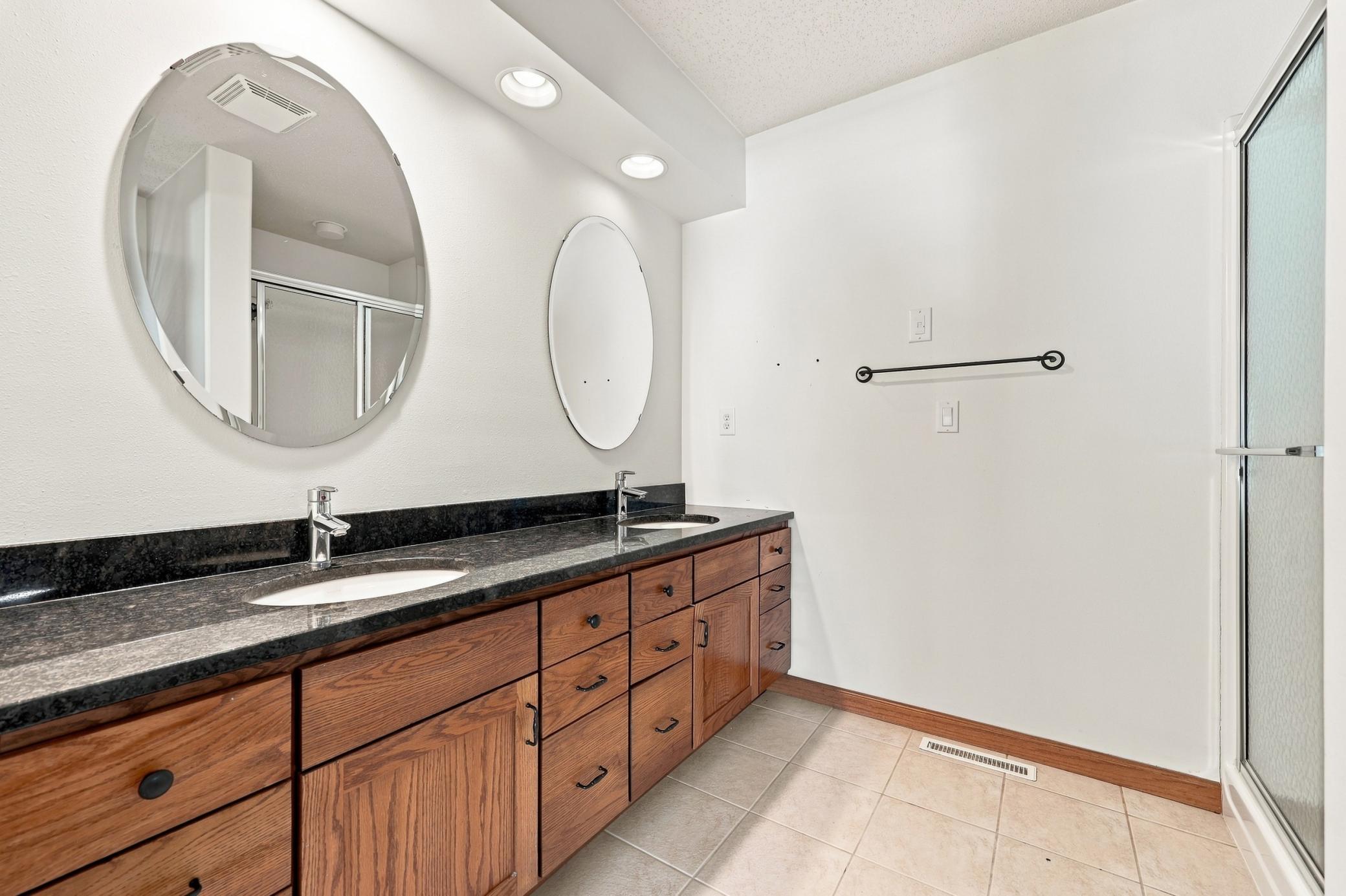 2004 single family home for sale at 220 15th Avenue Way in West Fargo, ND — 2 bed, 2 bath (photo 16 of 25)