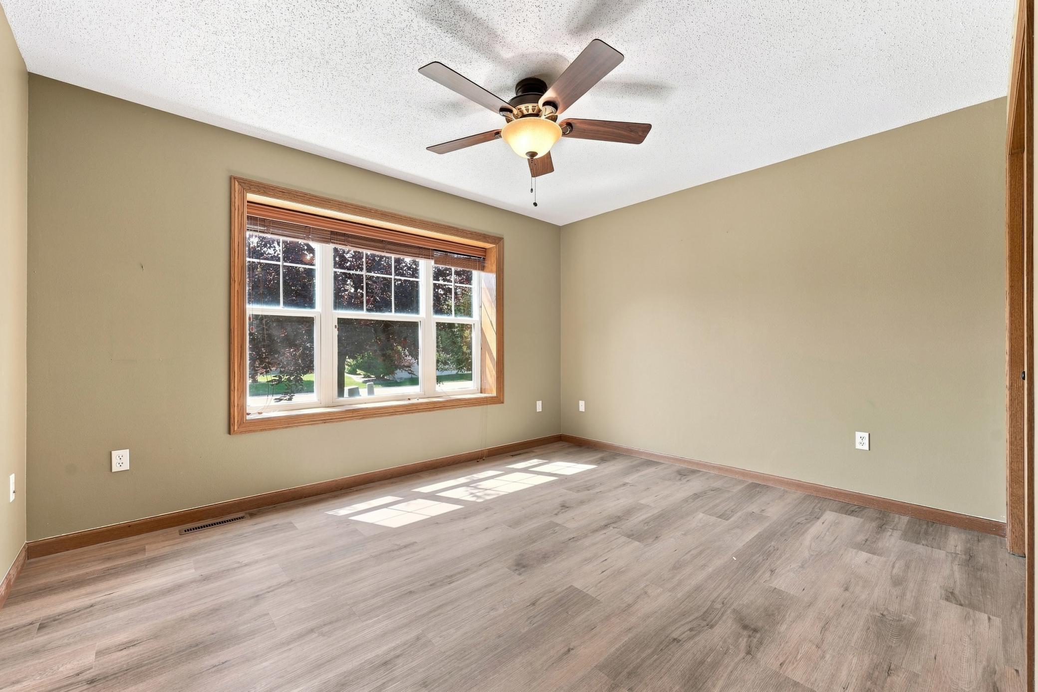 2004 single family home for sale at 220 15th Avenue Way in West Fargo, ND — 2 bed, 2 bath (photo 18 of 25)