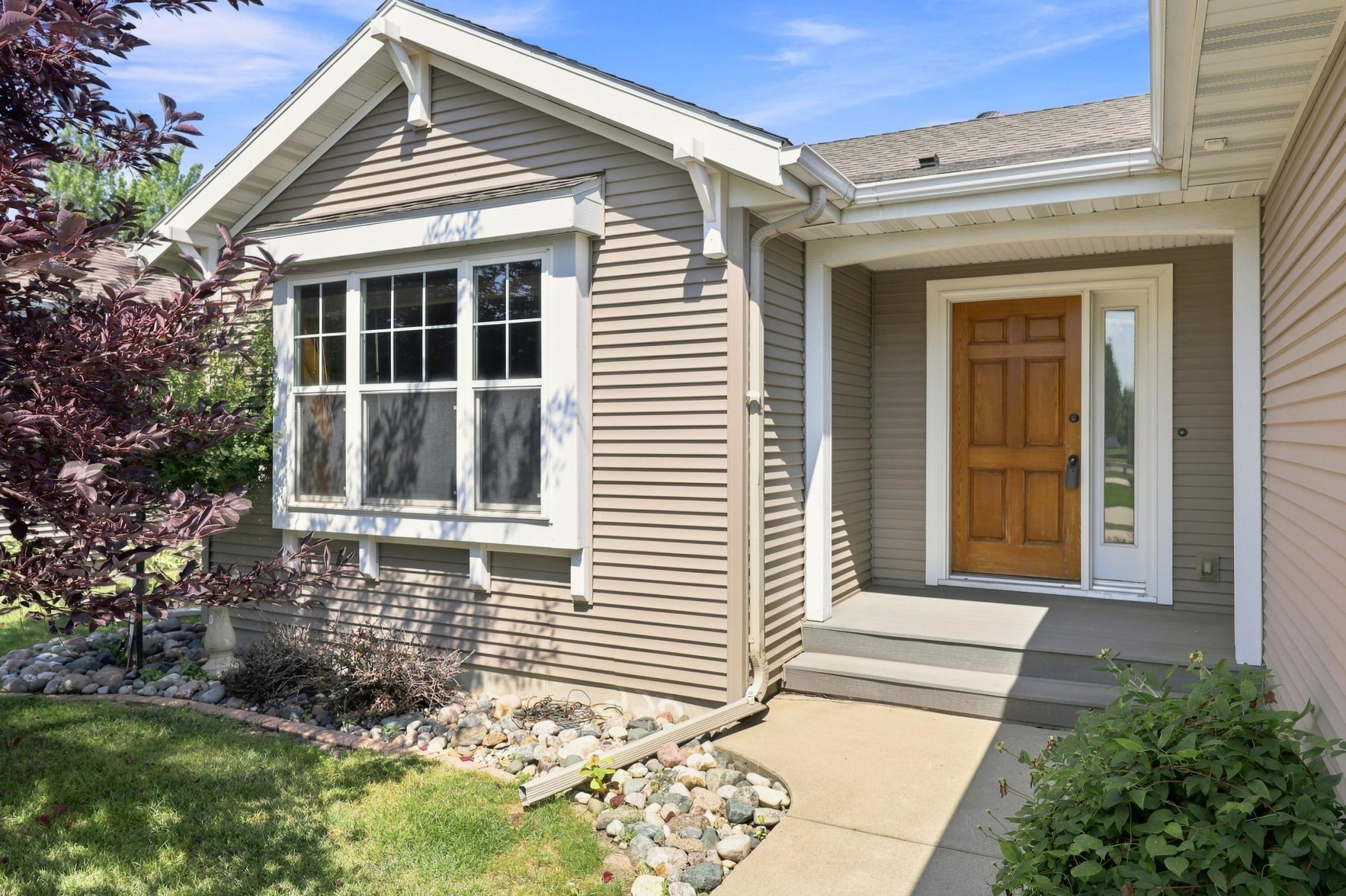 2004 single family home for sale at 220 15th Avenue Way in West Fargo, ND — 2 bed, 2 bath (photo 3 of 25)
