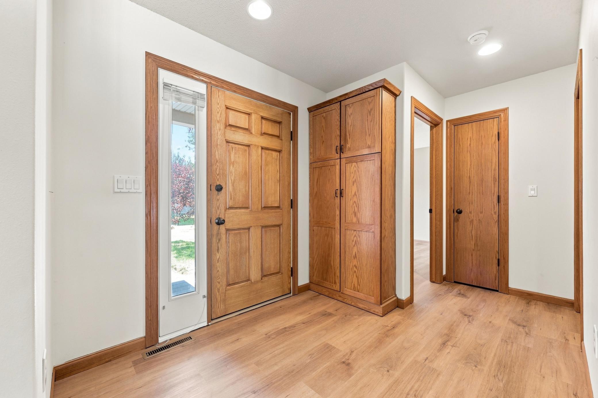 2004 single family home for sale at 220 15th Avenue Way in West Fargo, ND — 2 bed, 2 bath (photo 4 of 25)