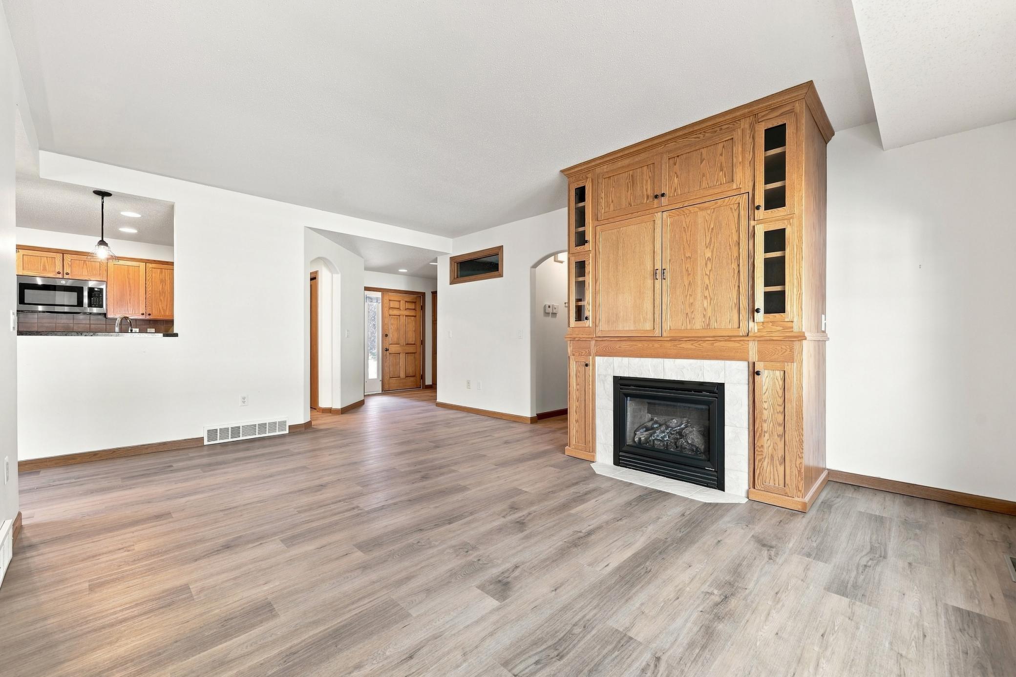2004 single family home for sale at 220 15th Avenue Way in West Fargo, ND — 2 bed, 2 bath (photo 5 of 25)