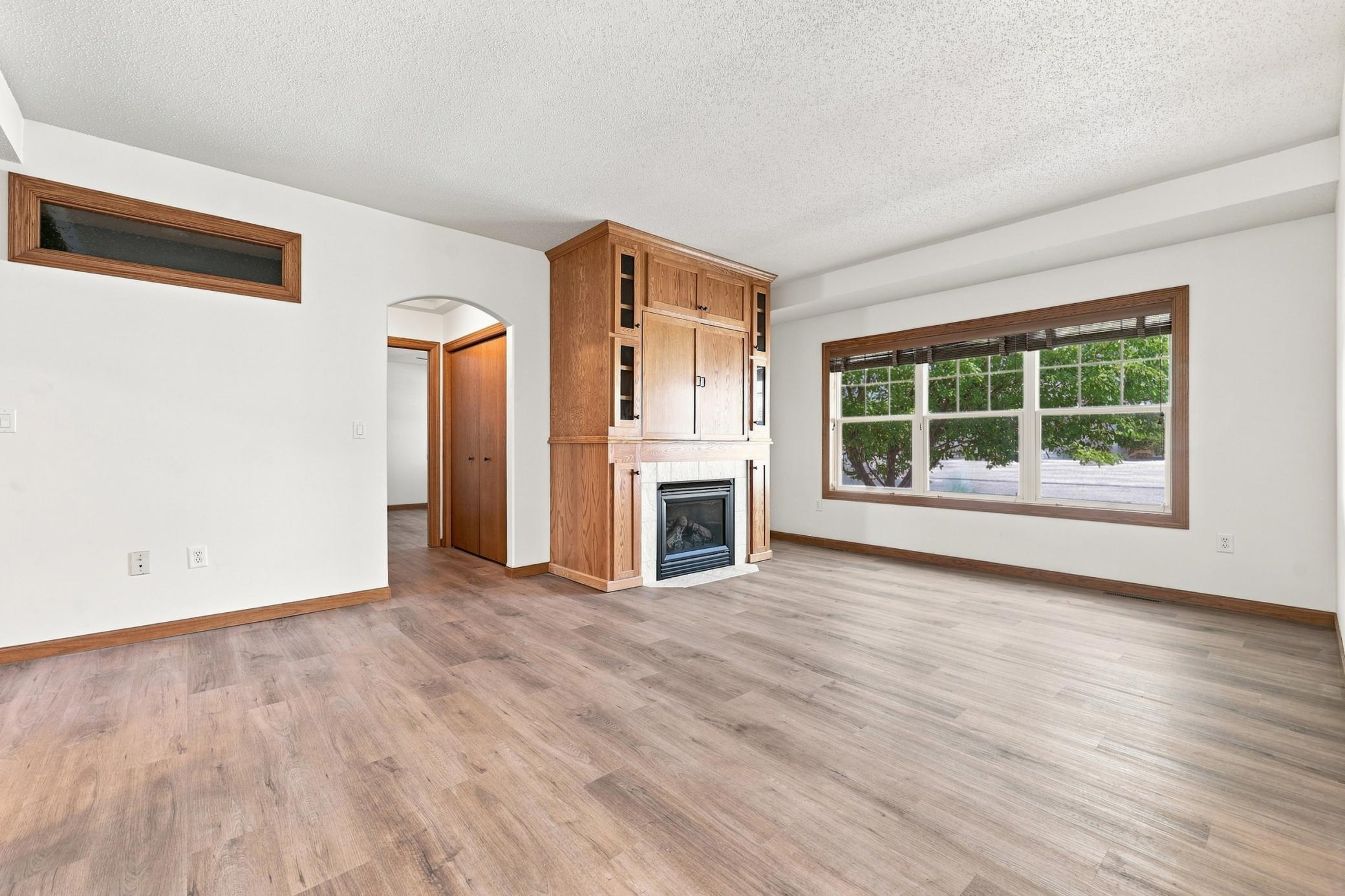 2004 single family home for sale at 220 15th Avenue Way in West Fargo, ND — 2 bed, 2 bath (photo 6 of 25)