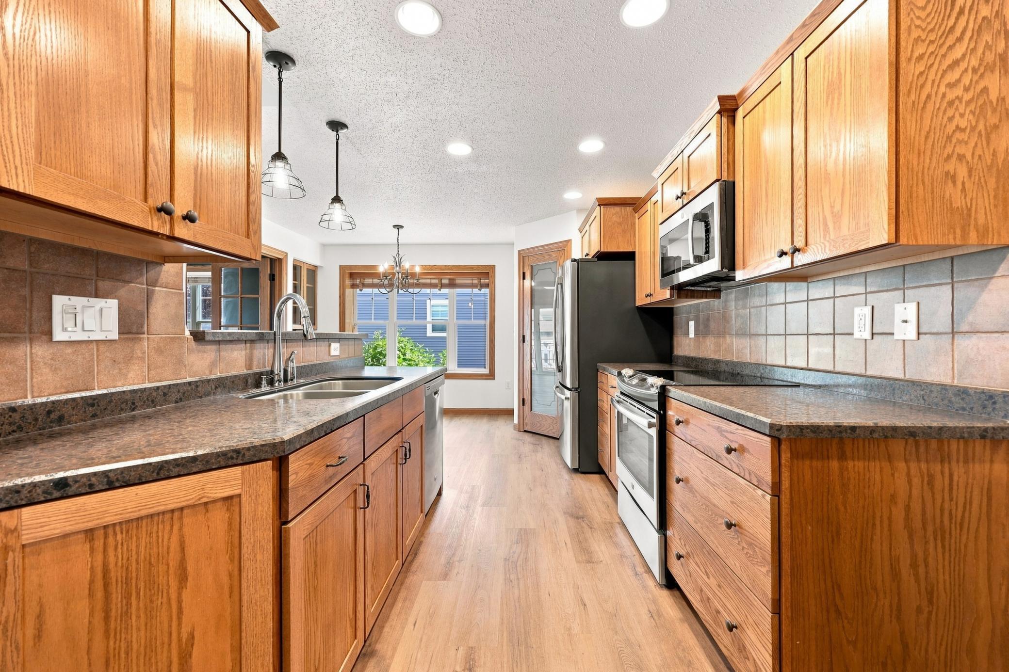 2004 single family home for sale at 220 15th Avenue Way in West Fargo, ND — 2 bed, 2 bath (photo 7 of 25)