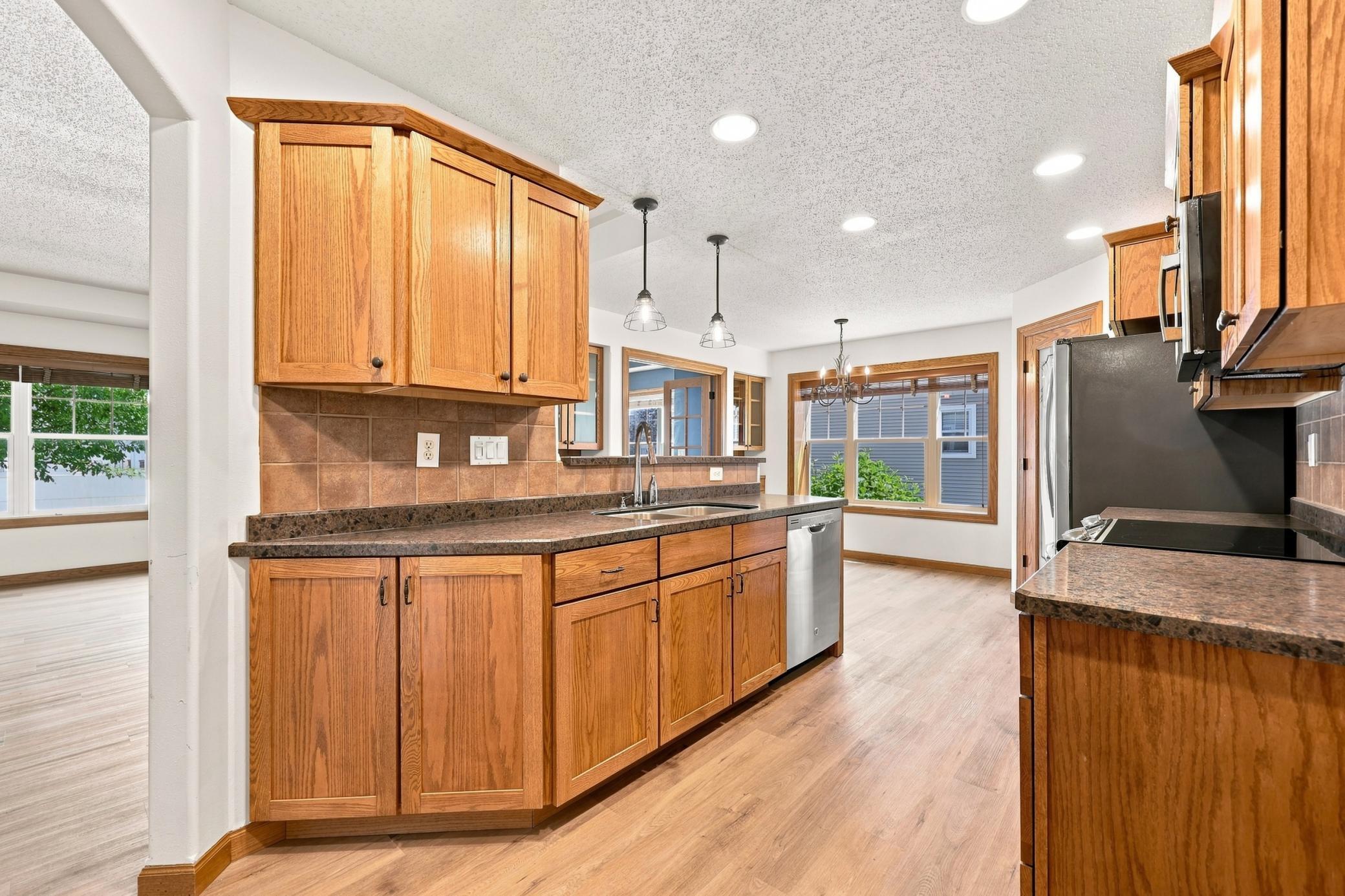 2004 single family home for sale at 220 15th Avenue Way in West Fargo, ND — 2 bed, 2 bath (photo 8 of 25)
