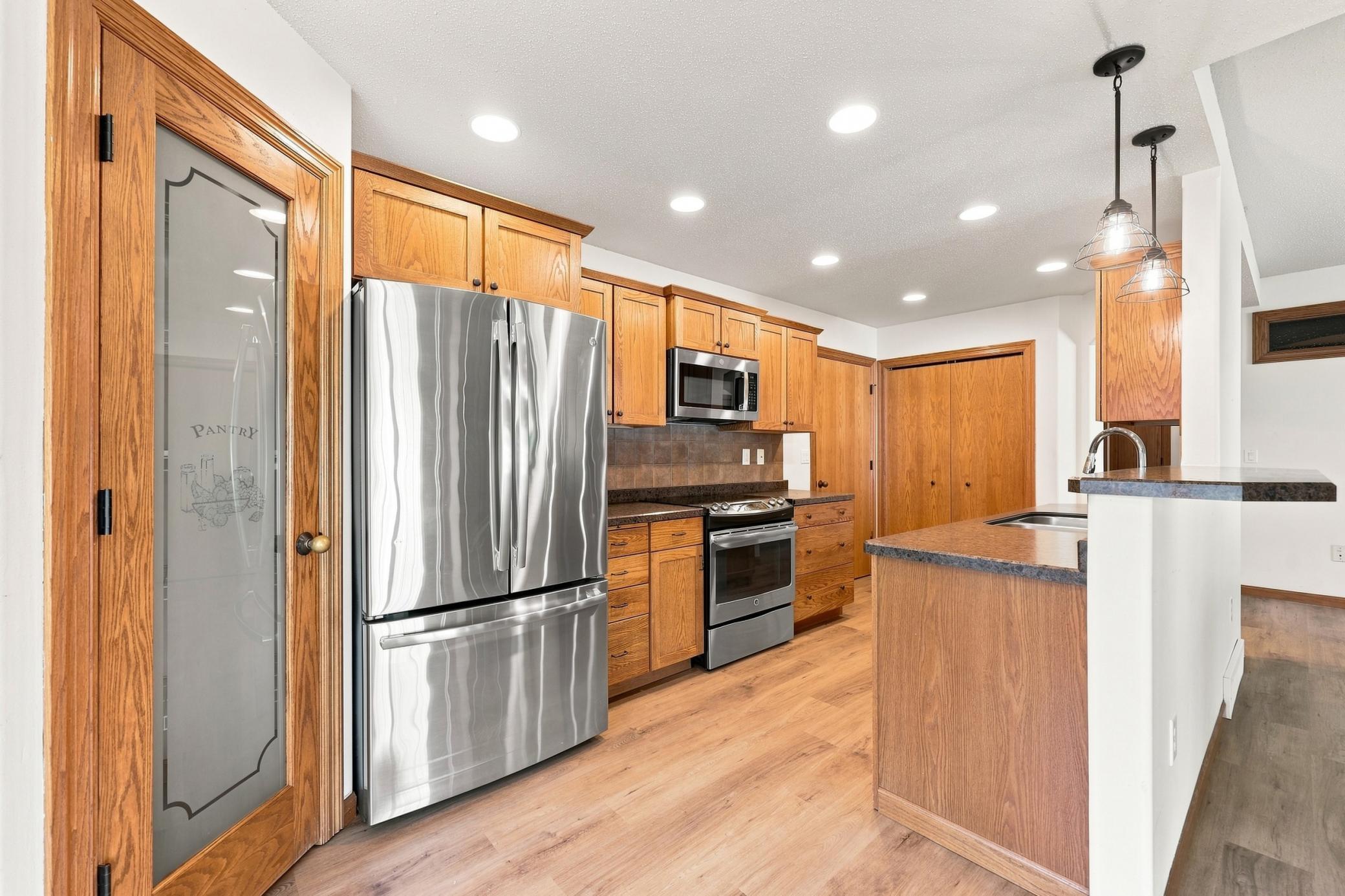 2004 single family home for sale at 220 15th Avenue Way in West Fargo, ND — 2 bed, 2 bath (photo 9 of 25)