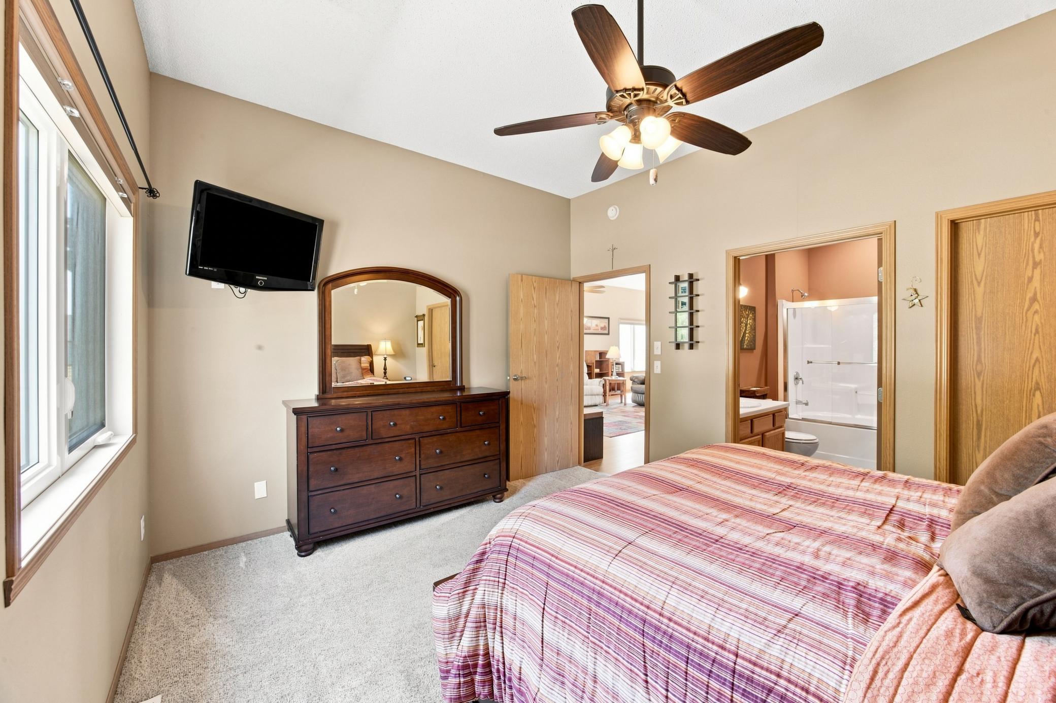2005 single family home for sale at 2872 35th Street S in Moorhead, MN — 2 bed, 2 bath (photo 18 of 28)