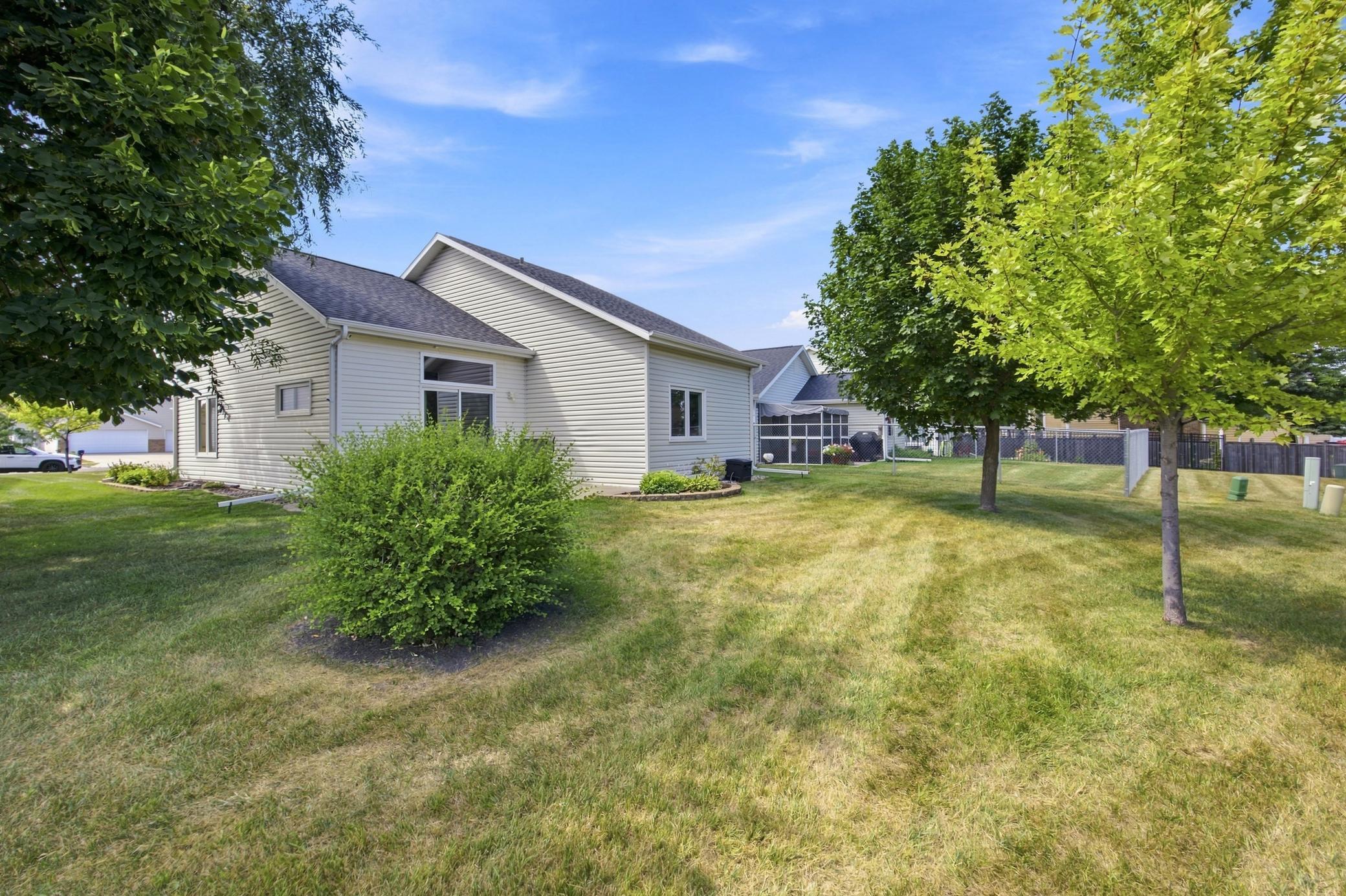 2005 single family home for sale at 2872 35th Street S in Moorhead, MN — 2 bed, 2 bath (photo 3 of 28)