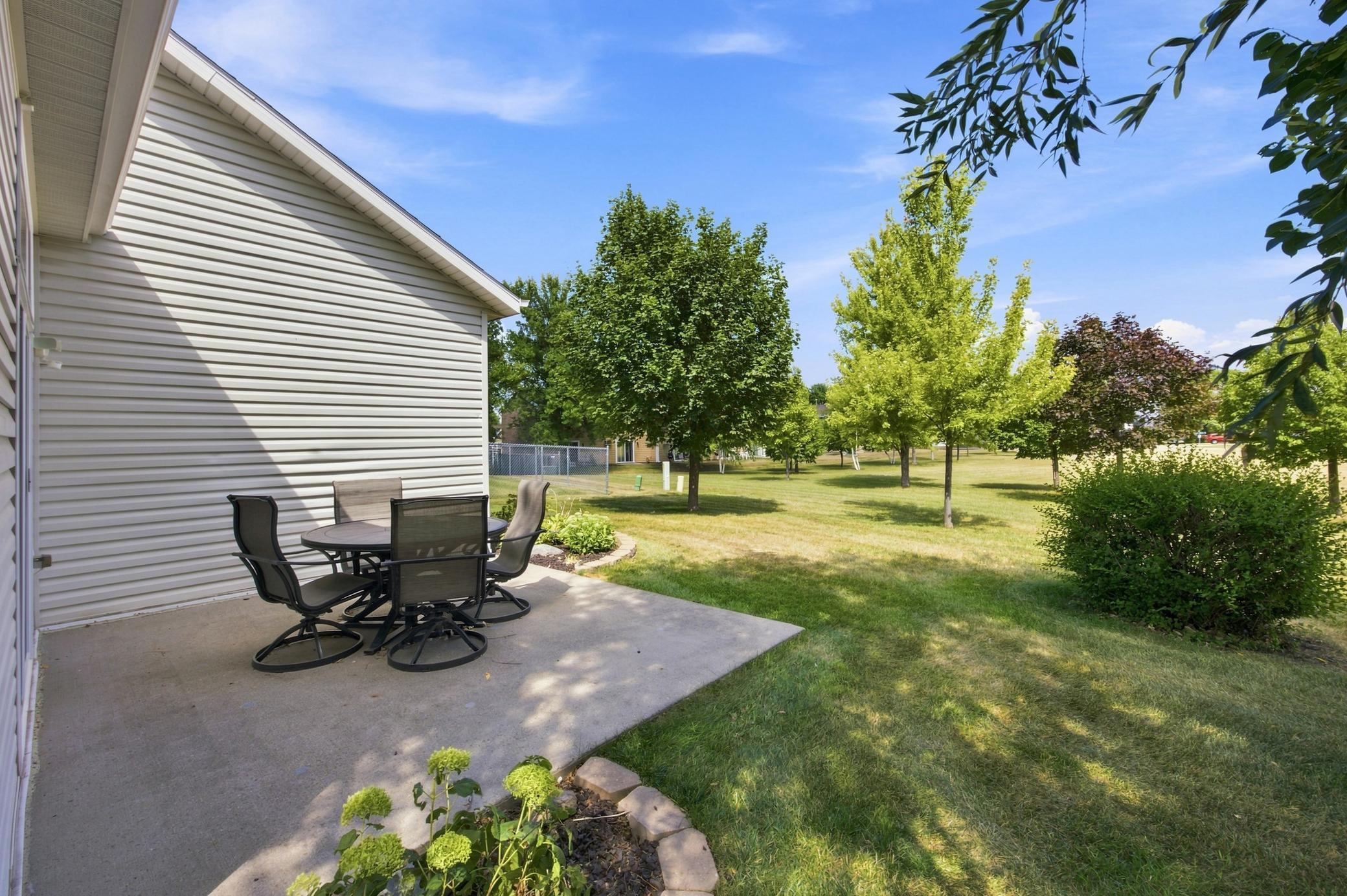 2005 single family home for sale at 2872 35th Street S in Moorhead, MN — 2 bed, 2 bath (photo 5 of 28)