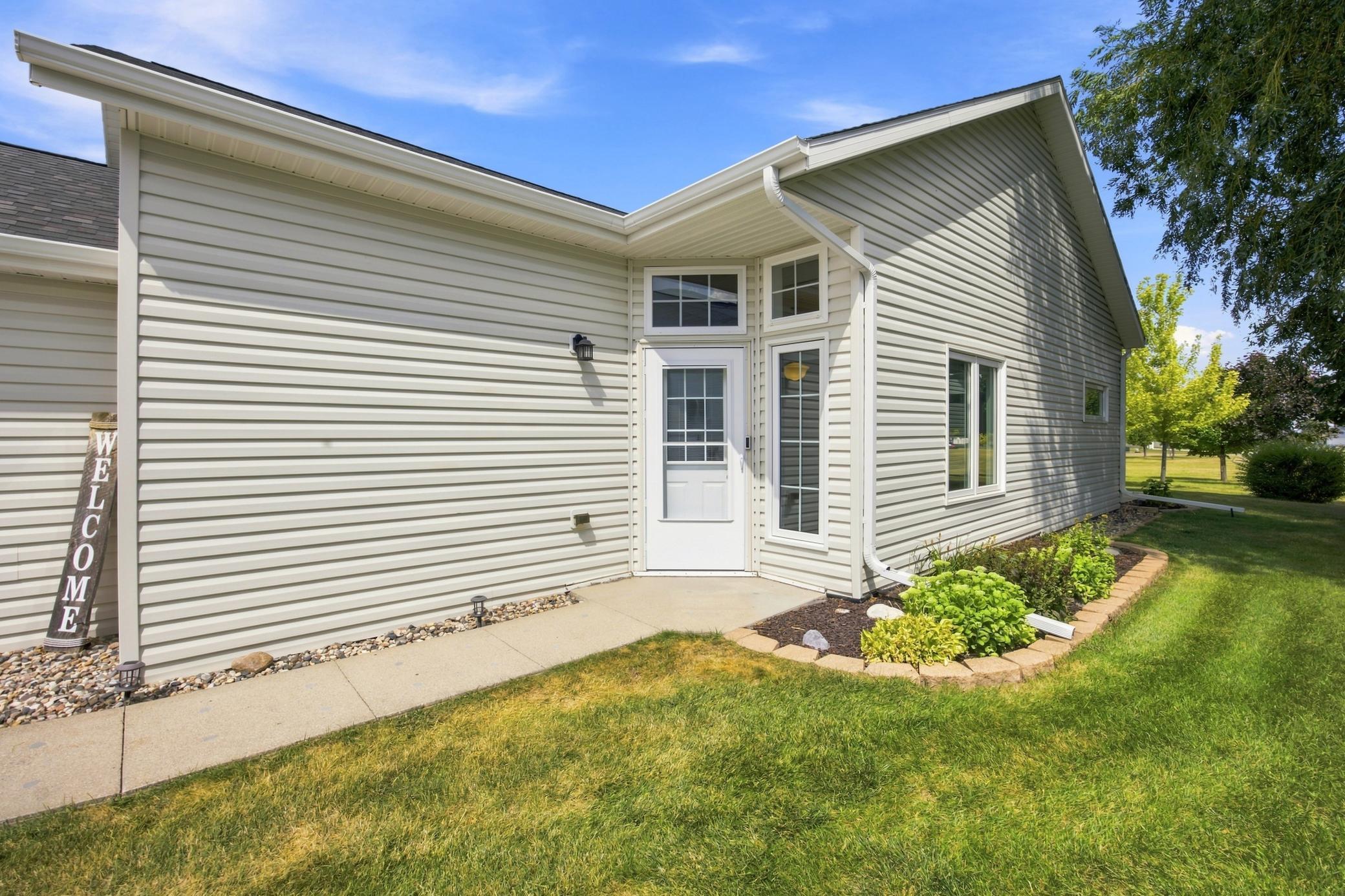 2005 single family home for sale at 2872 35th Street S in Moorhead, MN — 2 bed, 2 bath (photo 7 of 28)