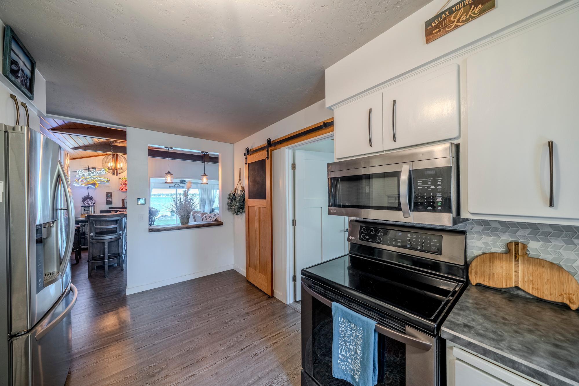 1975 single family home for sale at 436 Shorewood Drive in Detroit Lakes, MN — 5 bed, 4 bath (photo 11 of 50)