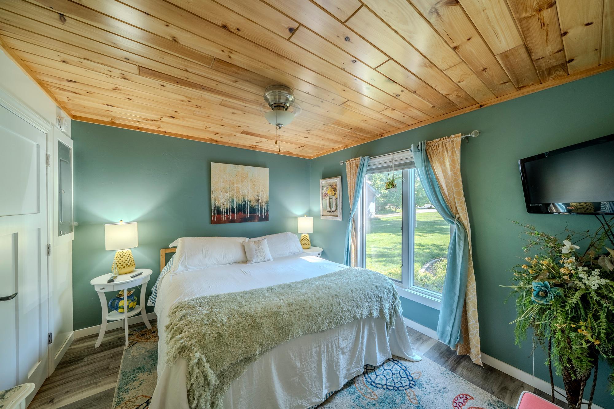 1975 single family home for sale at 436 Shorewood Drive in Detroit Lakes, MN — 5 bed, 4 bath (photo 15 of 50)