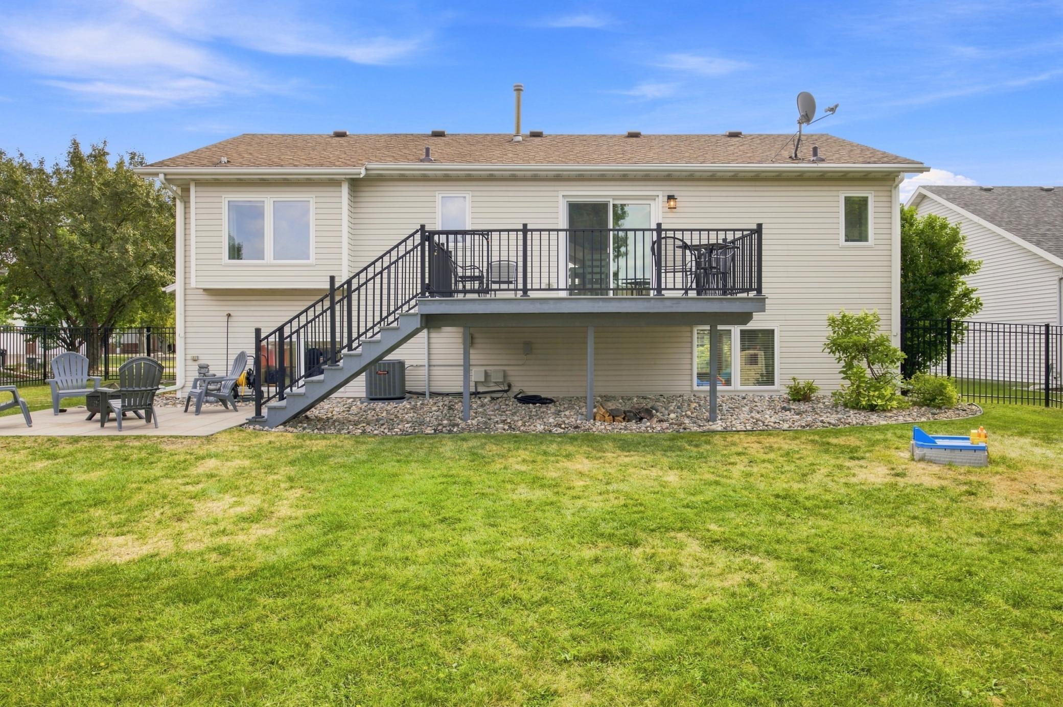 1996 single family home for sale at 2715 32nd Street S in Fargo, ND — 4 bed, 3 bath (photo 3 of 53)