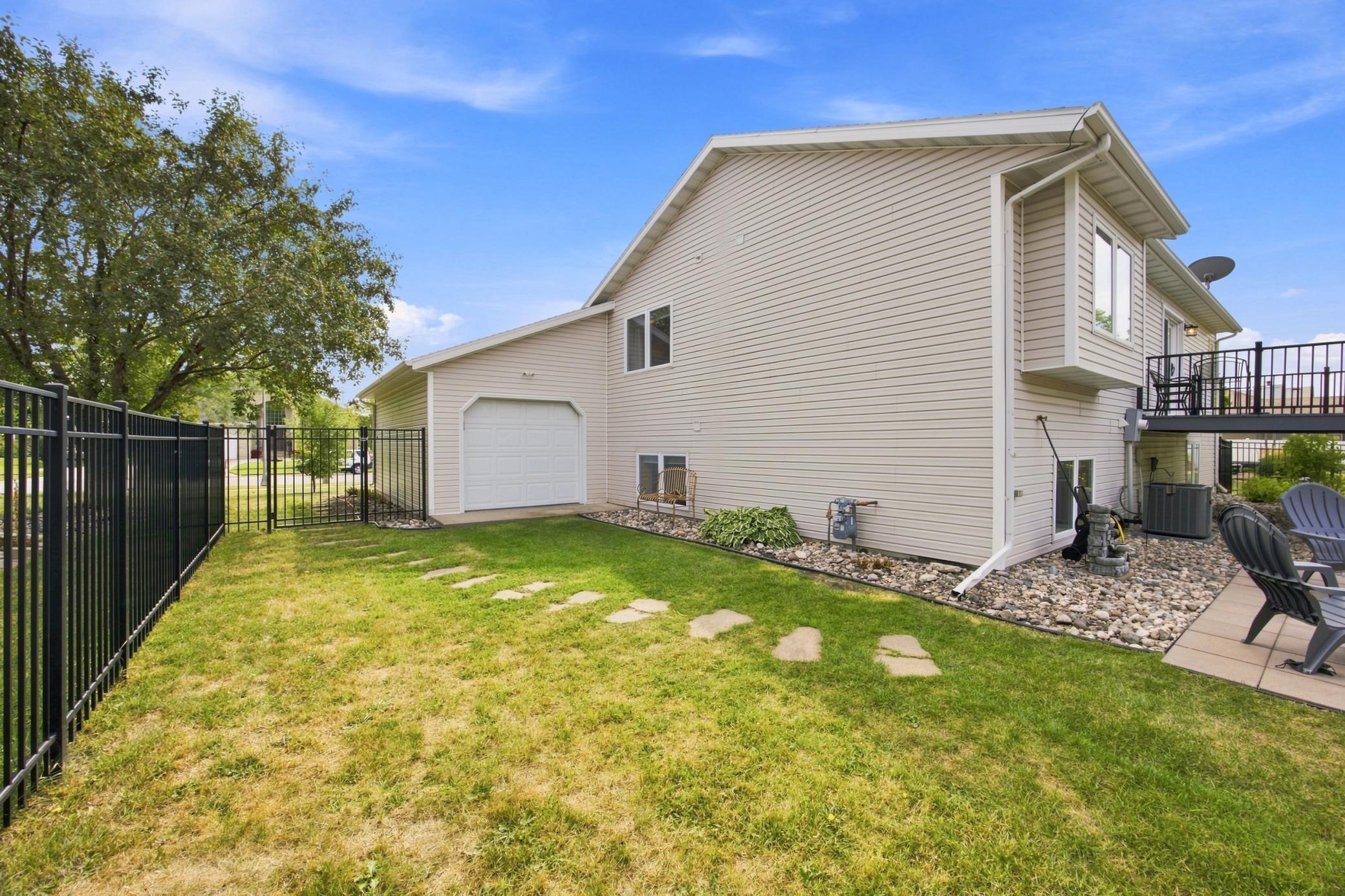 1996 single family home for sale at 2715 32nd Street S in Fargo, ND — 4 bed, 3 bath (photo 5 of 53)