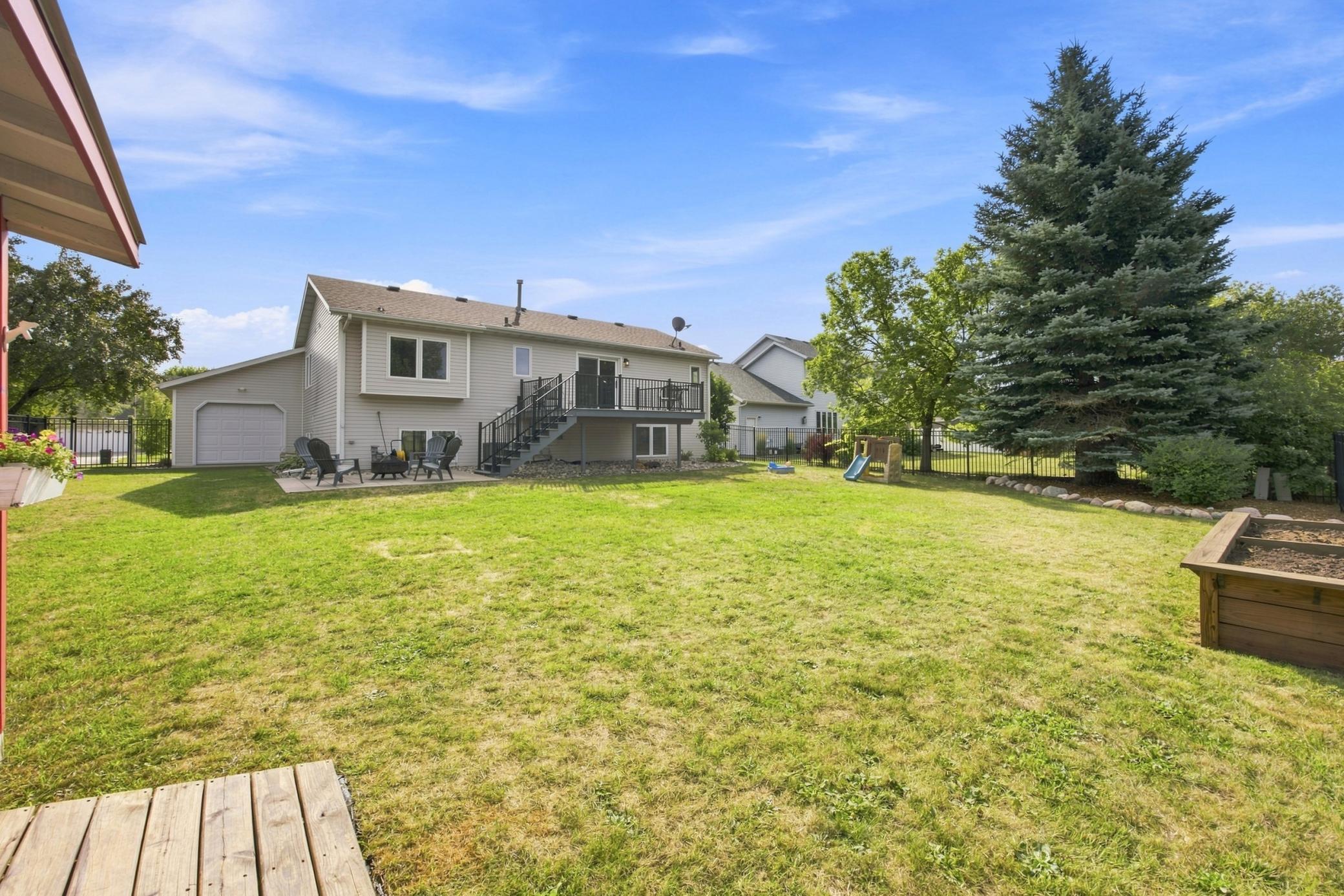 1996 single family home for sale at 2715 32nd Street S in Fargo, ND — 4 bed, 3 bath (photo 6 of 53)