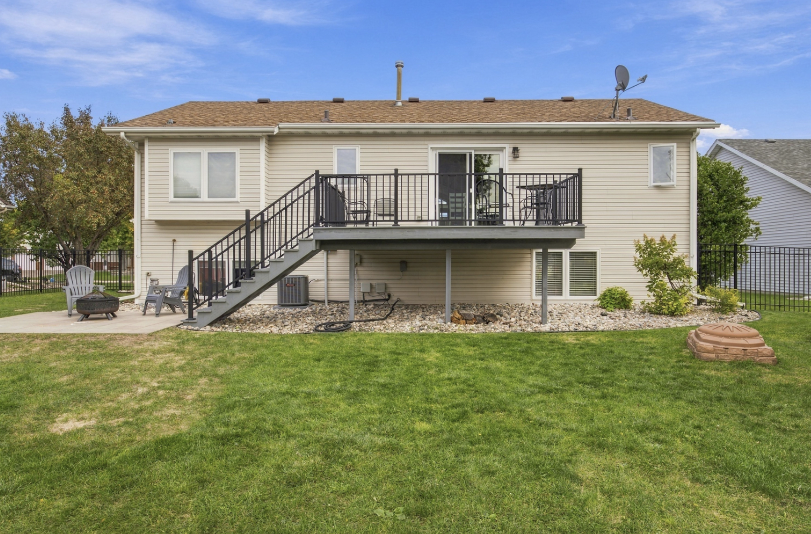 1996 single family home for sale at 2715 32nd Street S in Fargo, ND — 4 bed, 3 bath (photo 3 of 57)