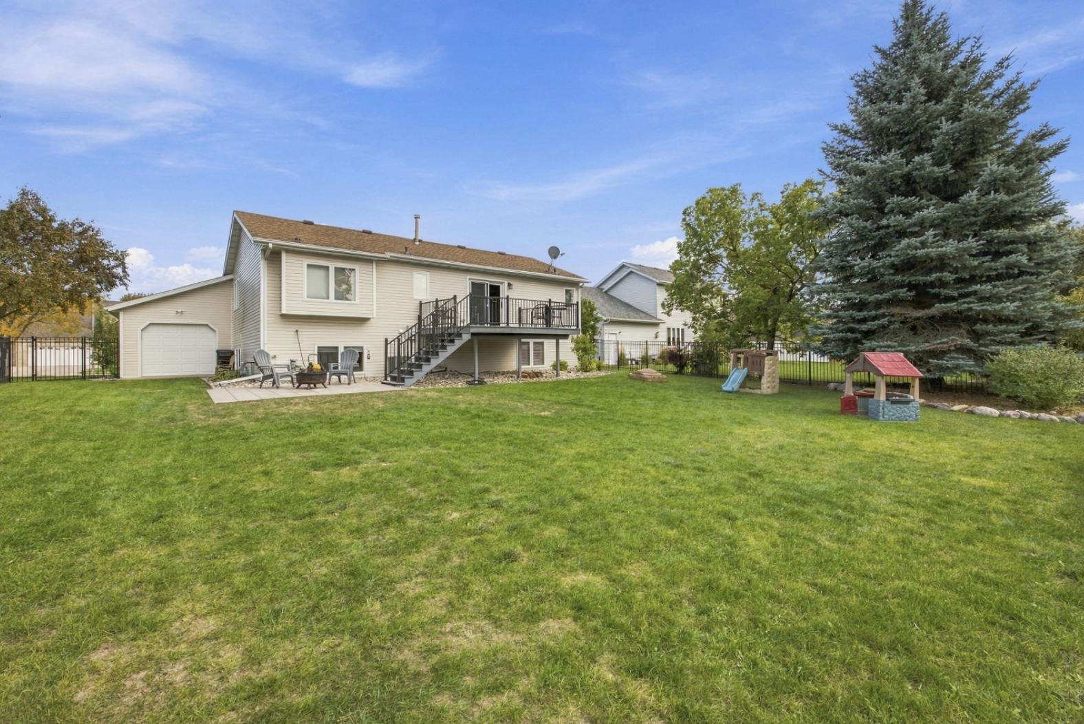 1996 single family home for sale at 2715 32nd Street S in Fargo, ND — 4 bed, 3 bath (photo 7 of 57)