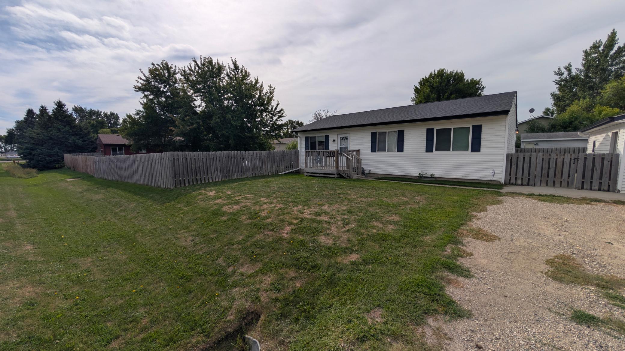 1982 single family home for sale at 510 5th Street in Mapleton, ND — 5 bed, 2 bath (photo 3 of 31)