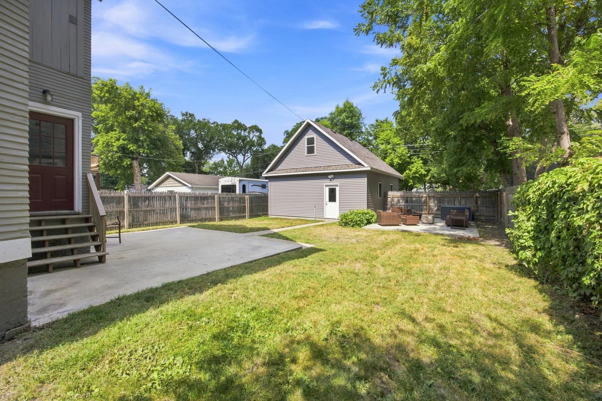 1913 single family home for sale at 819 8th Avenue N in Fargo, ND — 4 bed, 2 bath (photo 2 of 46)