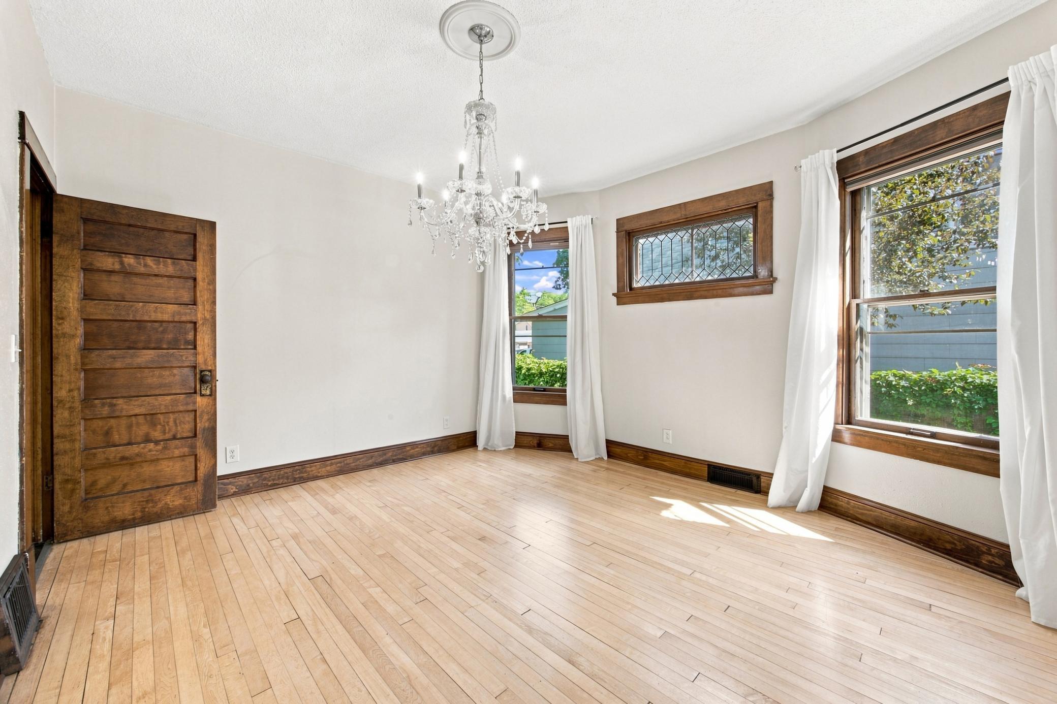 1913 single family home for sale at 819 8th Avenue N in Fargo, ND — 4 bed, 2 bath (photo 11 of 46)