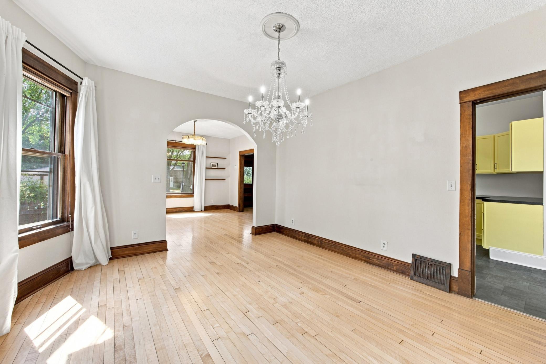 1913 single family home for sale at 819 8th Avenue N in Fargo, ND — 4 bed, 2 bath (photo 13 of 46)