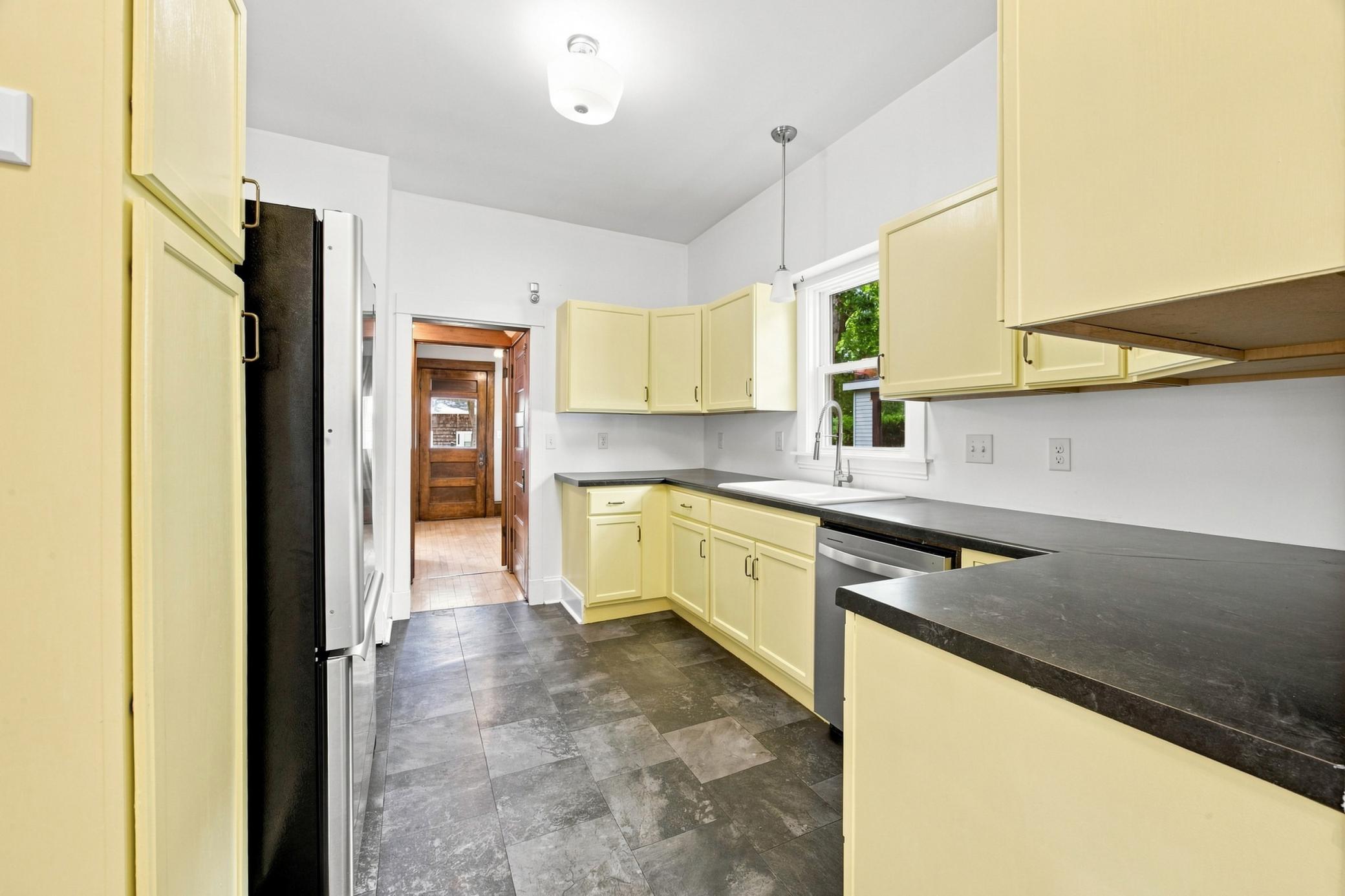 1913 single family home for sale at 819 8th Avenue N in Fargo, ND — 4 bed, 2 bath (photo 14 of 46)