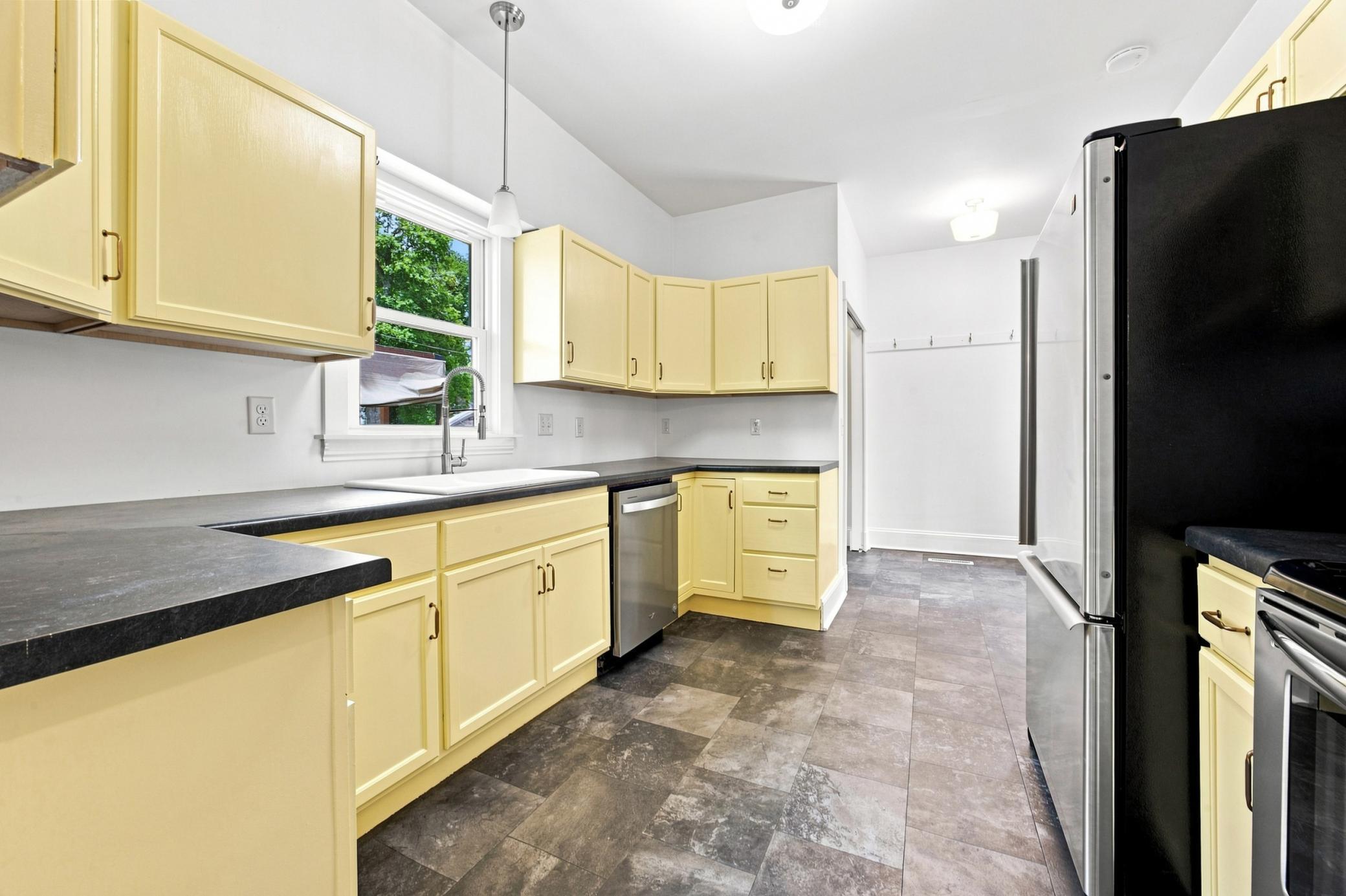 1913 single family home for sale at 819 8th Avenue N in Fargo, ND — 4 bed, 2 bath (photo 15 of 46)