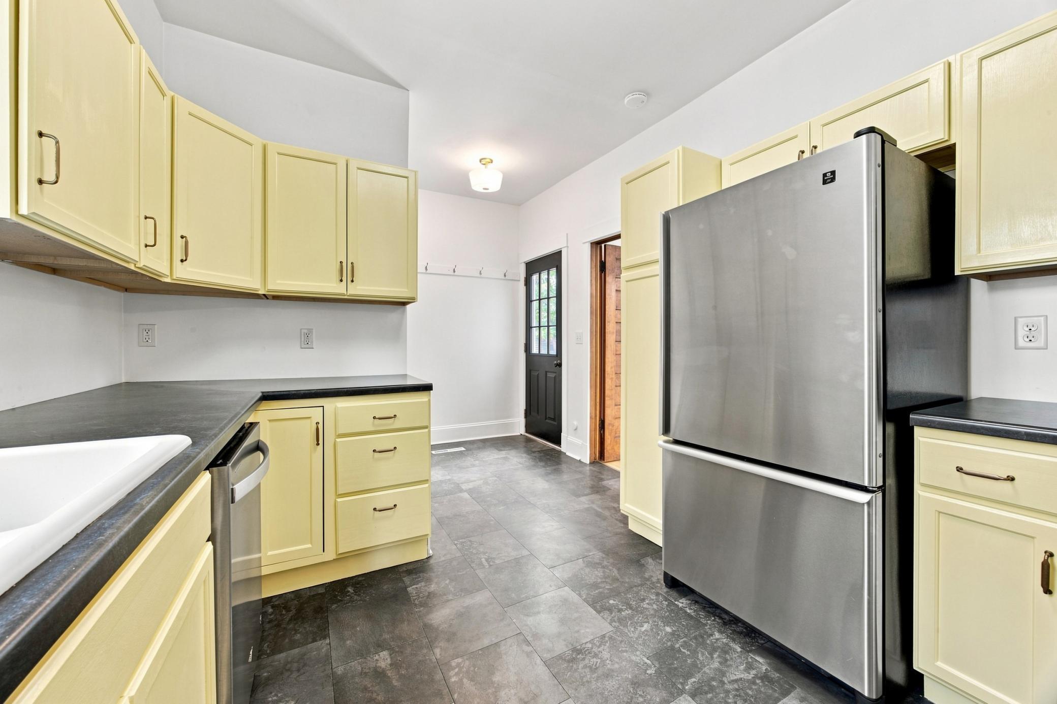 1913 single family home for sale at 819 8th Avenue N in Fargo, ND — 4 bed, 2 bath (photo 16 of 46)