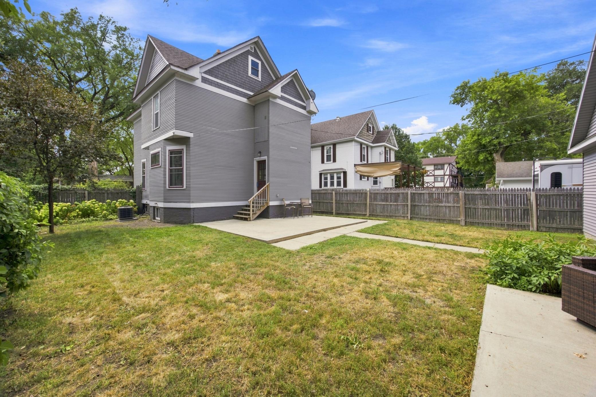 1913 single family home for sale at 819 8th Avenue N in Fargo, ND — 4 bed, 2 bath (photo 3 of 46)