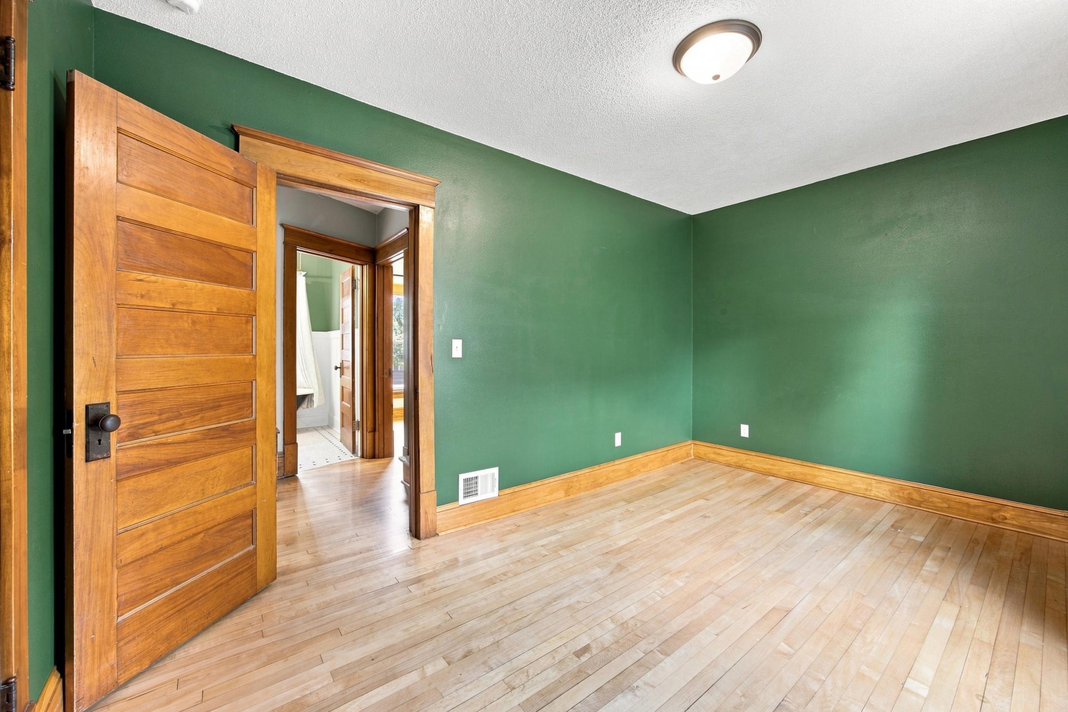 1913 single family home for sale at 819 8th Avenue N in Fargo, ND — 4 bed, 2 bath (photo 27 of 46)
