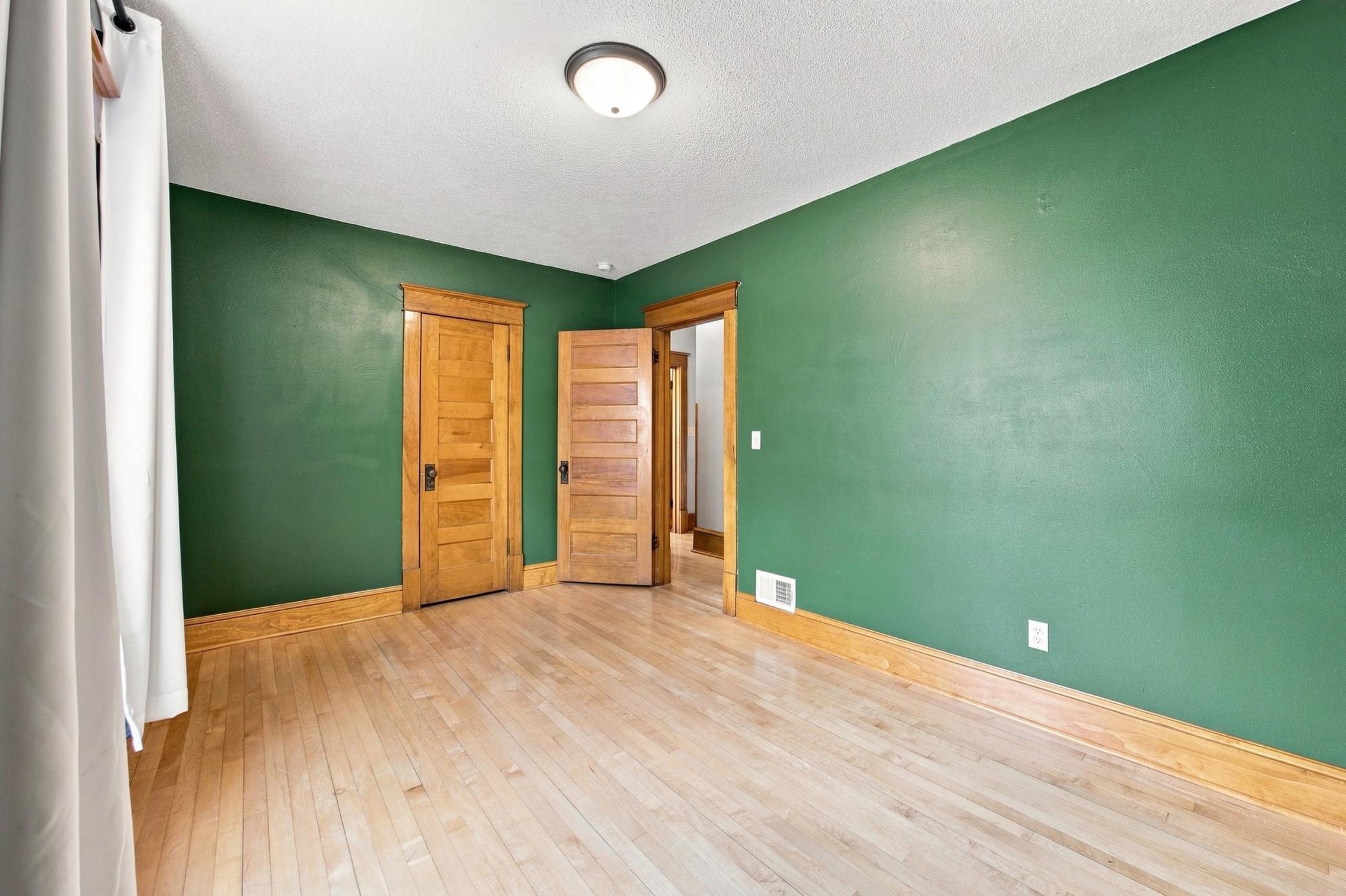 1913 single family home for sale at 819 8th Avenue N in Fargo, ND — 4 bed, 2 bath (photo 28 of 46)