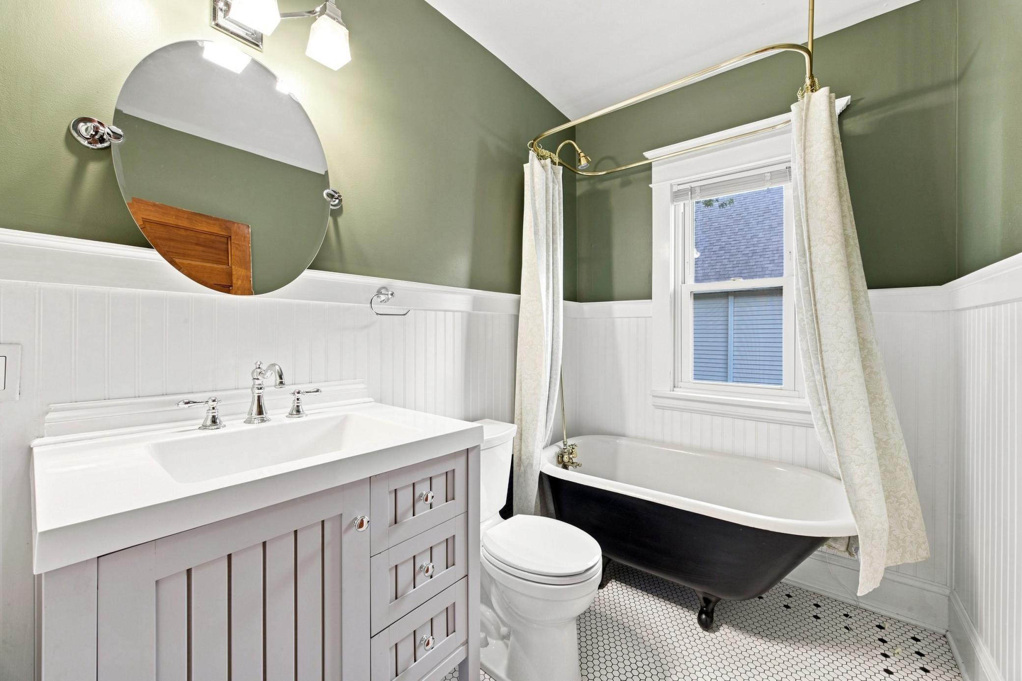 1913 single family home for sale at 819 8th Avenue N in Fargo, ND — 4 bed, 2 bath (photo 29 of 46)