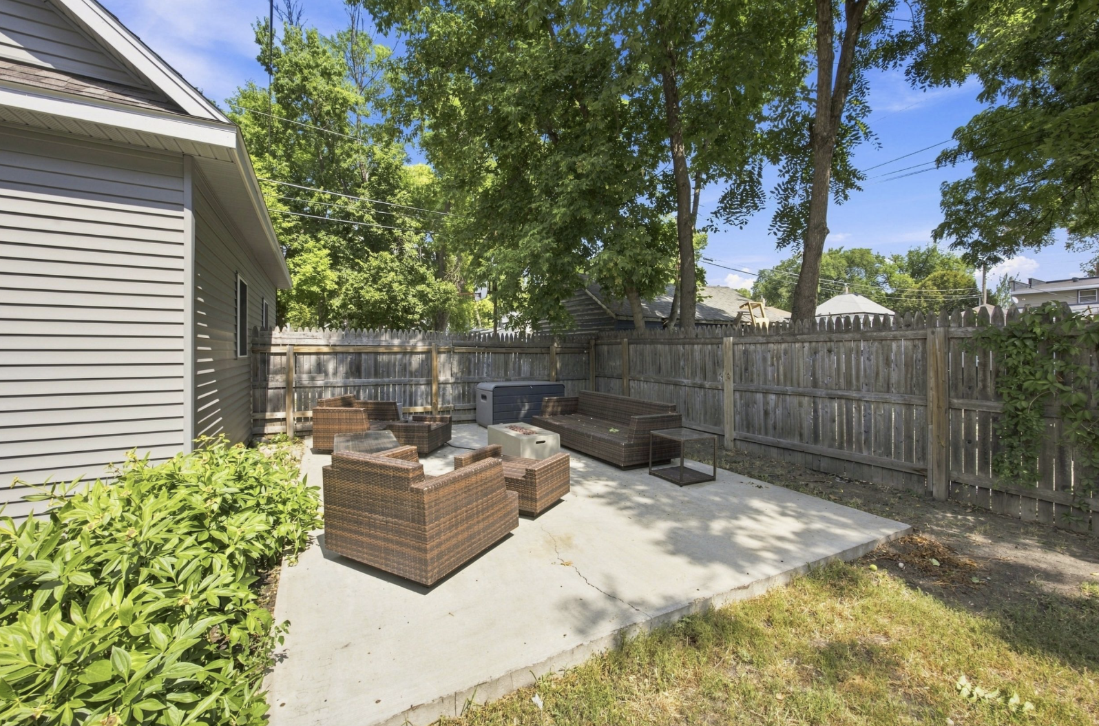 1913 single family home for sale at 819 8th Avenue N in Fargo, ND — 4 bed, 2 bath (photo 4 of 46)