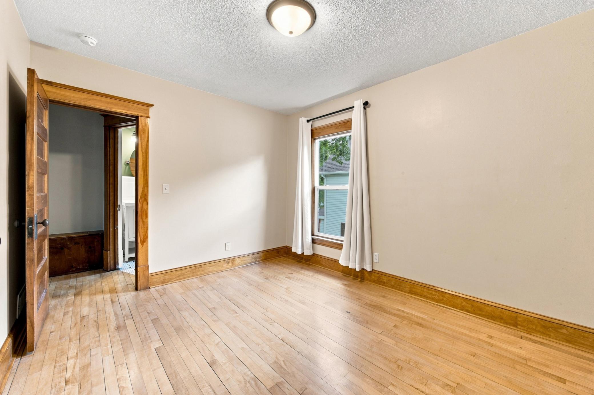 1913 single family home for sale at 819 8th Avenue N in Fargo, ND — 4 bed, 2 bath (photo 32 of 46)