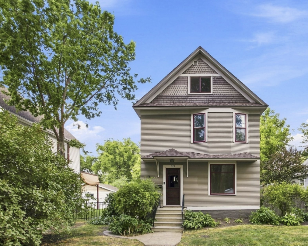 1913 single family home for sale at 819 8th Avenue N in Fargo, ND — 4 bed, 2 bath (photo 5 of 46)