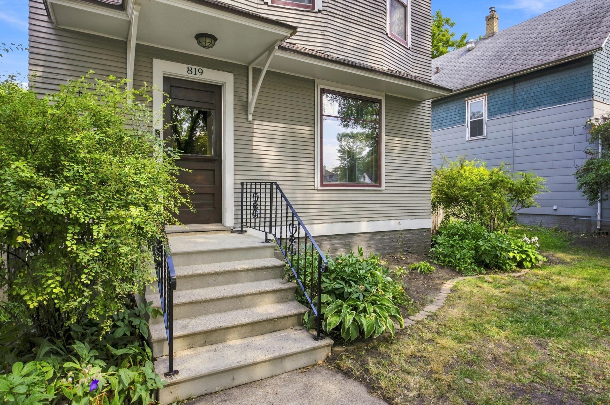1913 single family home for sale at 819 8th Avenue N in Fargo, ND — 4 bed, 2 bath (photo 6 of 46)