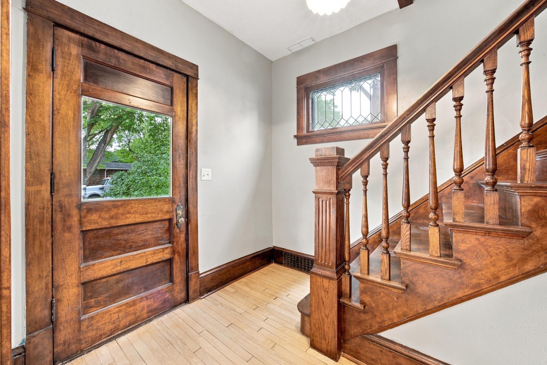 1913 single family home for sale at 819 8th Avenue N in Fargo, ND — 4 bed, 2 bath (photo 7 of 46)