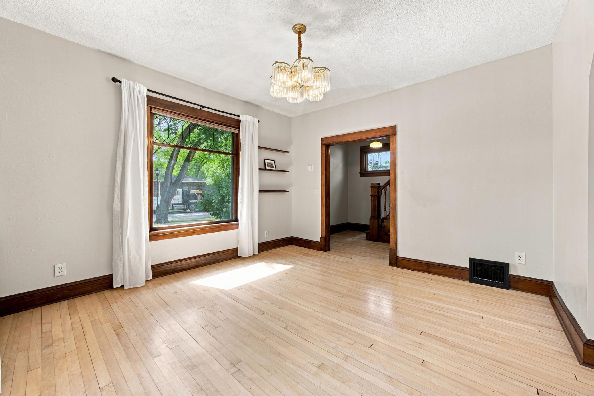 1913 single family home for sale at 819 8th Avenue N in Fargo, ND — 4 bed, 2 bath (photo 9 of 46)