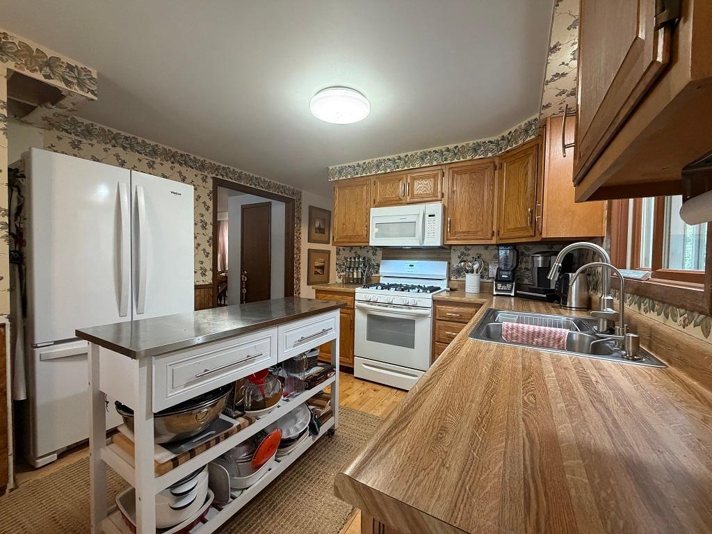 1983 single family home for sale at 354 East River Drive in Park Rapids, MN — 3 bed, 3 bath (photo 11 of 40)