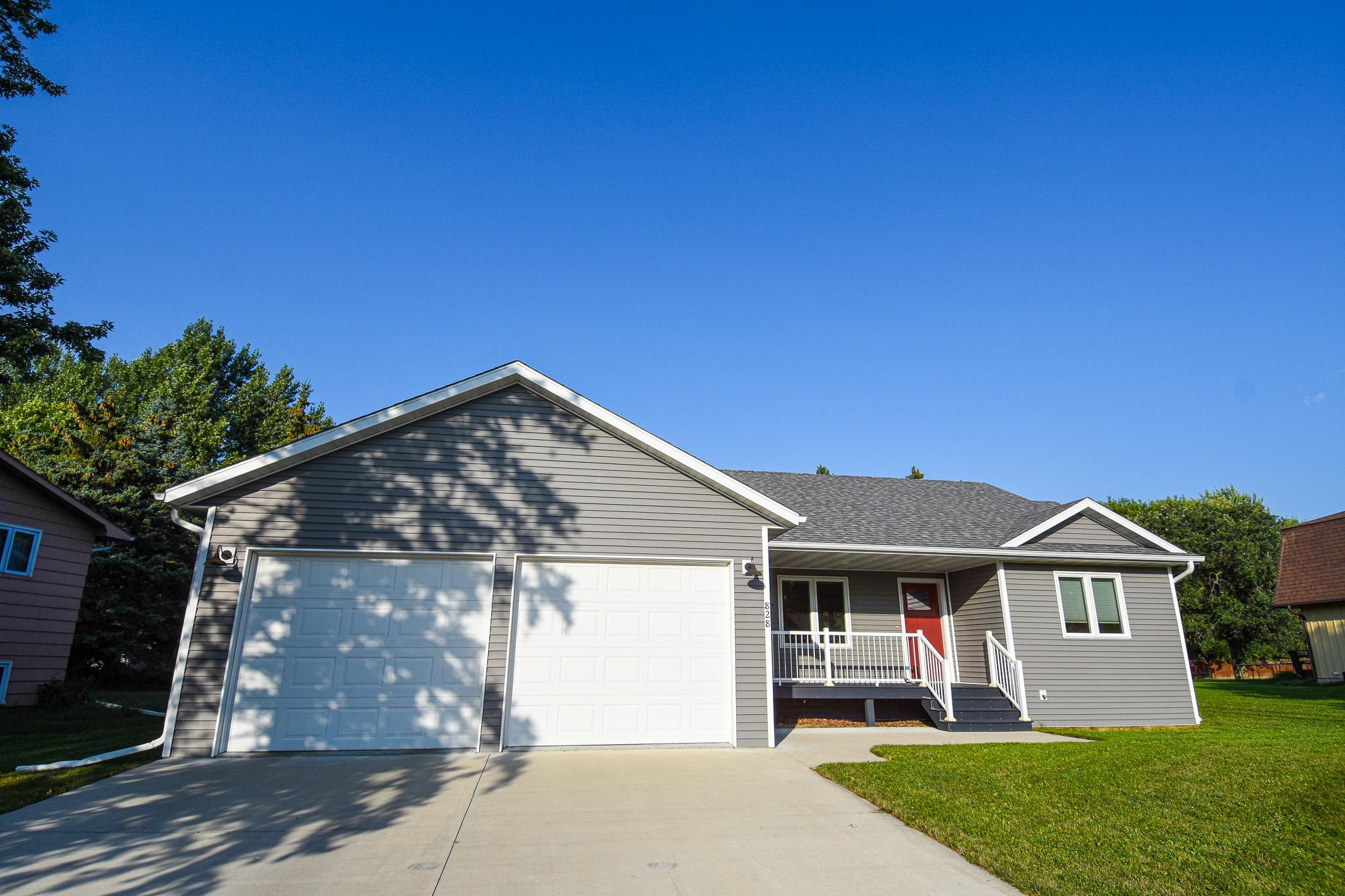 2020 single family home for sale at 828 Alice Drive in Thief River Falls, MN — 2 bed, 1 bath (photo 2 of 47)